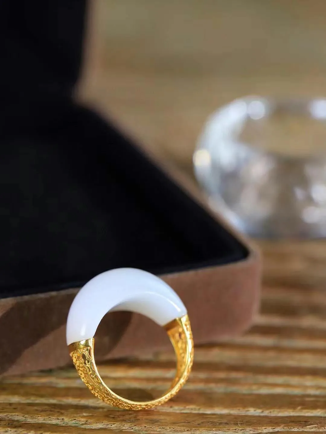 【金镶玉.戒指】

精品和田玉白玉18k金戒指 玉质细腻温润 油性十足 ，不论时光如何流转变化，这枚戒指始终闪耀着最初的光芒。精工镶嵌18K金 （保真金 可检测贵金属18K金） 重5.2克 尺寸17.7-12.6-6.6mm 7850979T