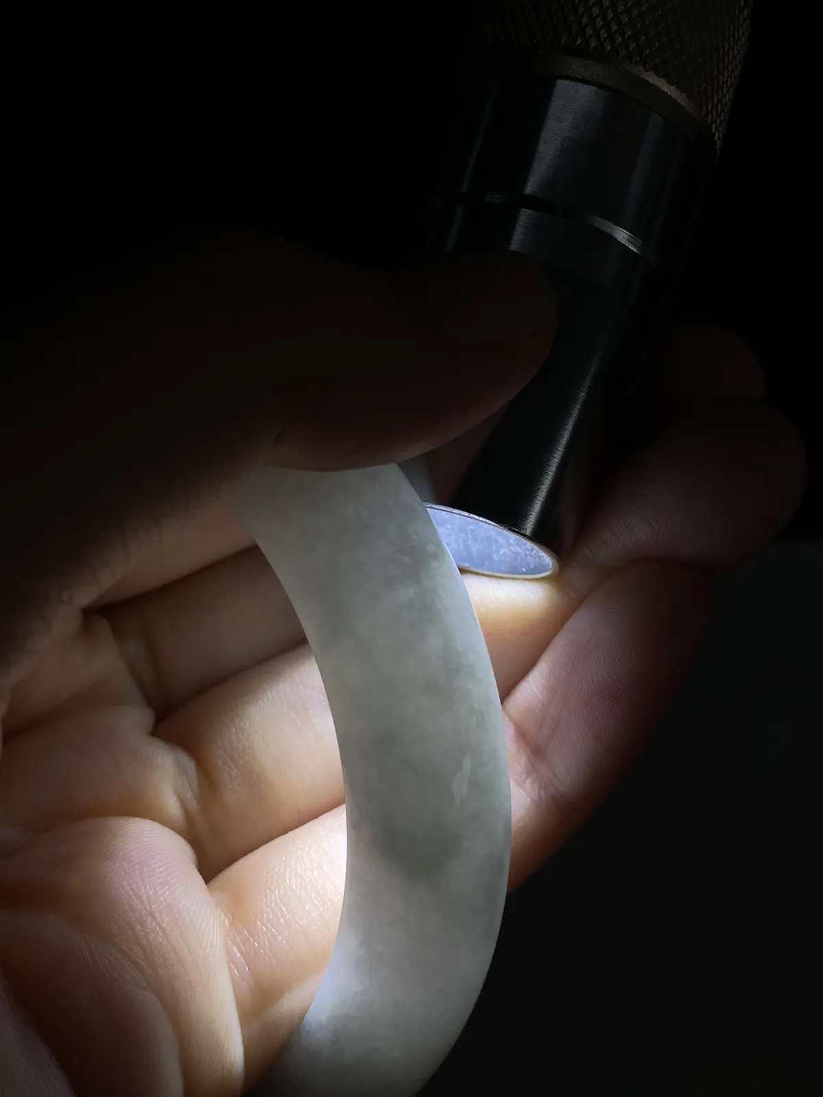 正圈55.5圈口，翡翠糯化种淡绿色手镯
