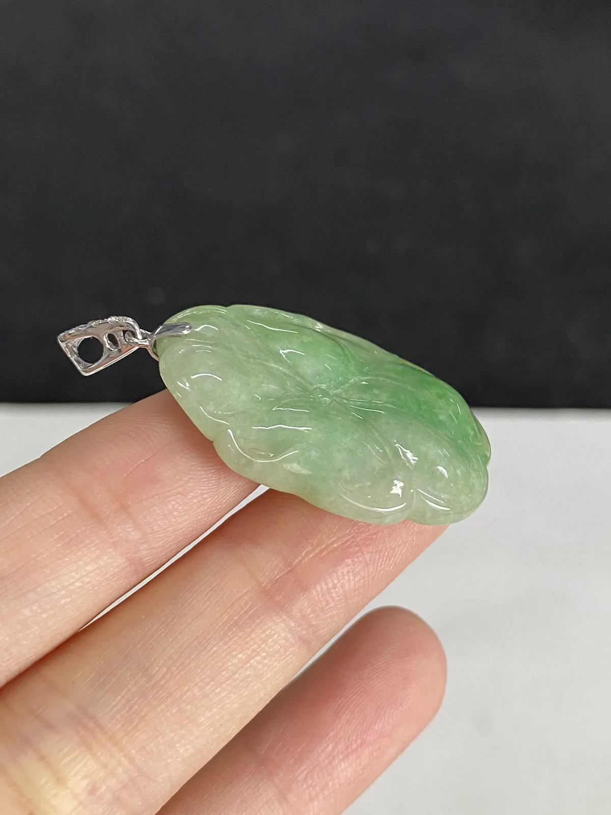 翡翠糯化种浅绿色吊坠，印记：G18K,伴钻石