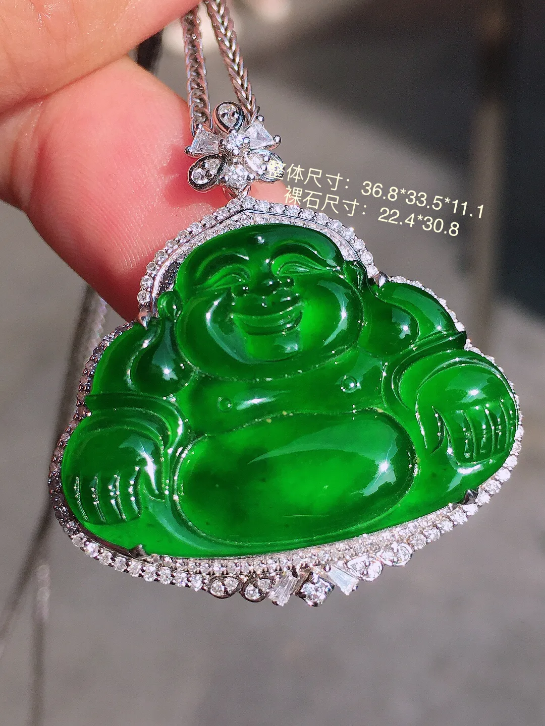 满绿佛公吊坠，色泽均匀浓郁，玉质细腻，荧光感超
强，饱满水润，气质满满。18k
金豪华镶嵌