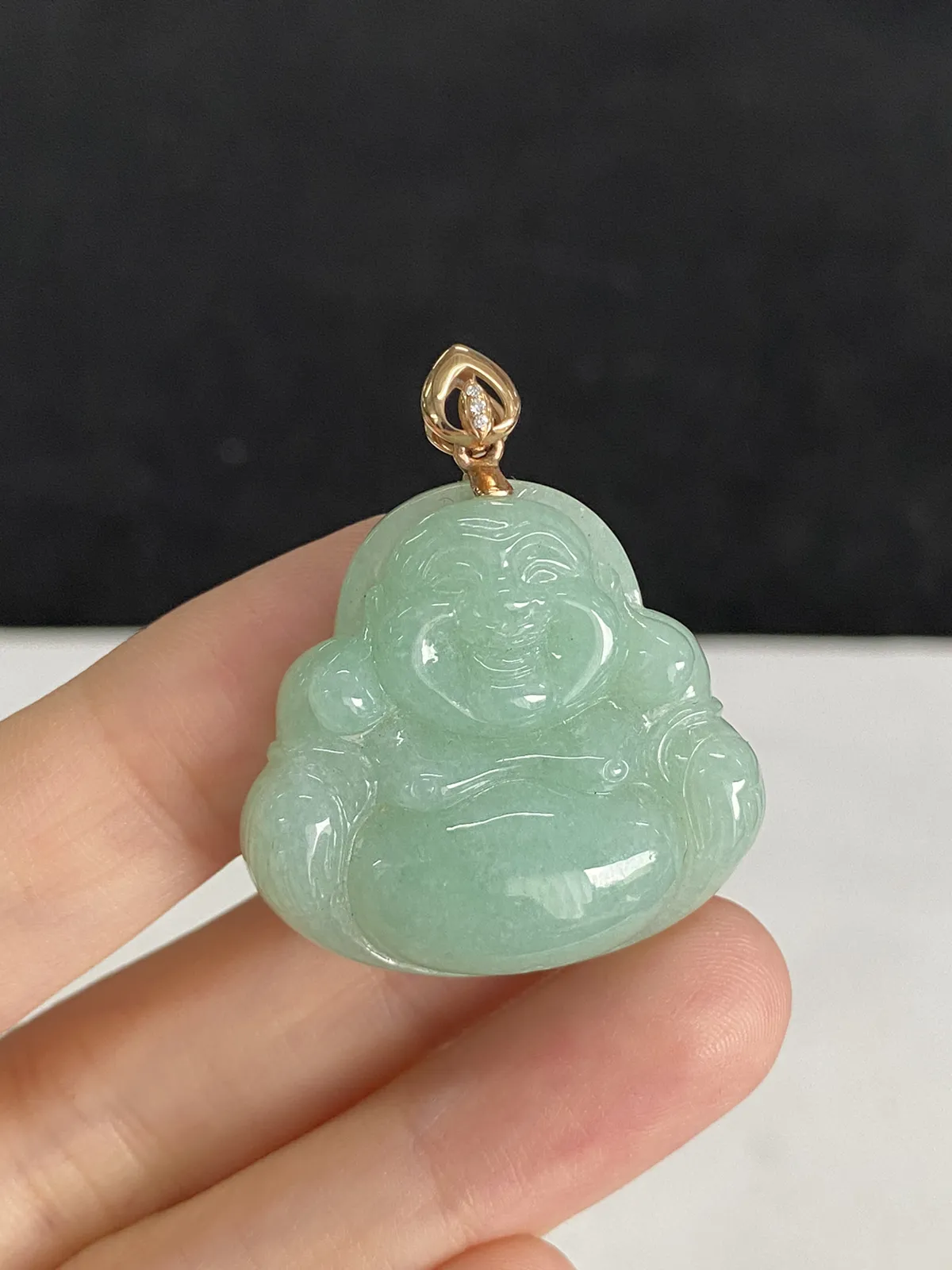 翡翠糯化种淡绿色佛公吊坠，印记：Au750,伴钻石