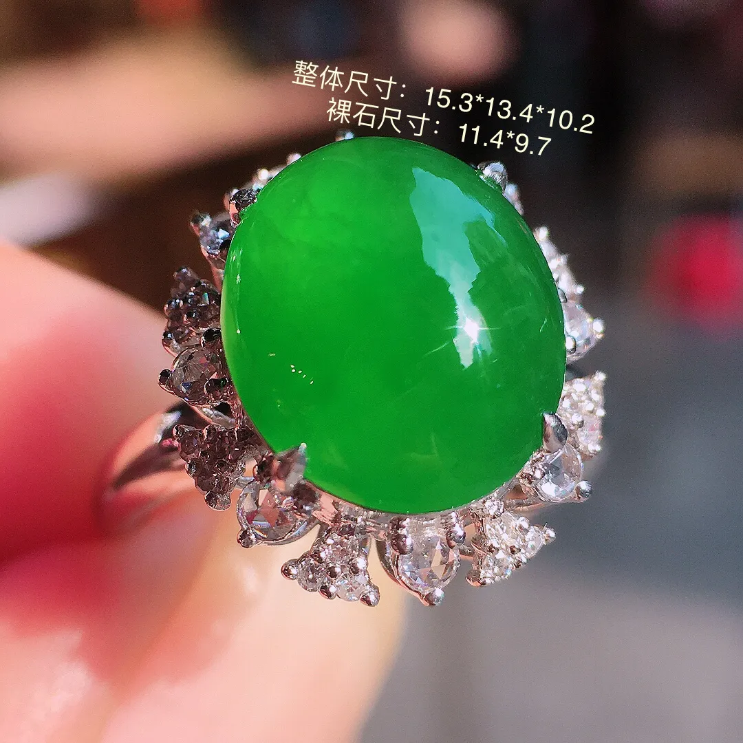 阳绿蛋面戒指，色泽均匀艳丽，玉质细腻，荧光感超
强，饱满水润，气质满满。18k
金豪华镶嵌
