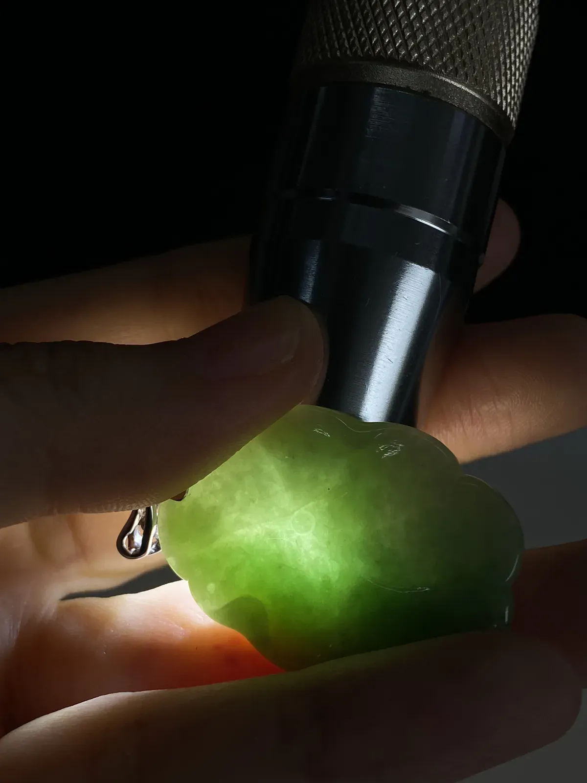 翡翠糯化种浅绿色吊坠，印记：G18K,伴钻石