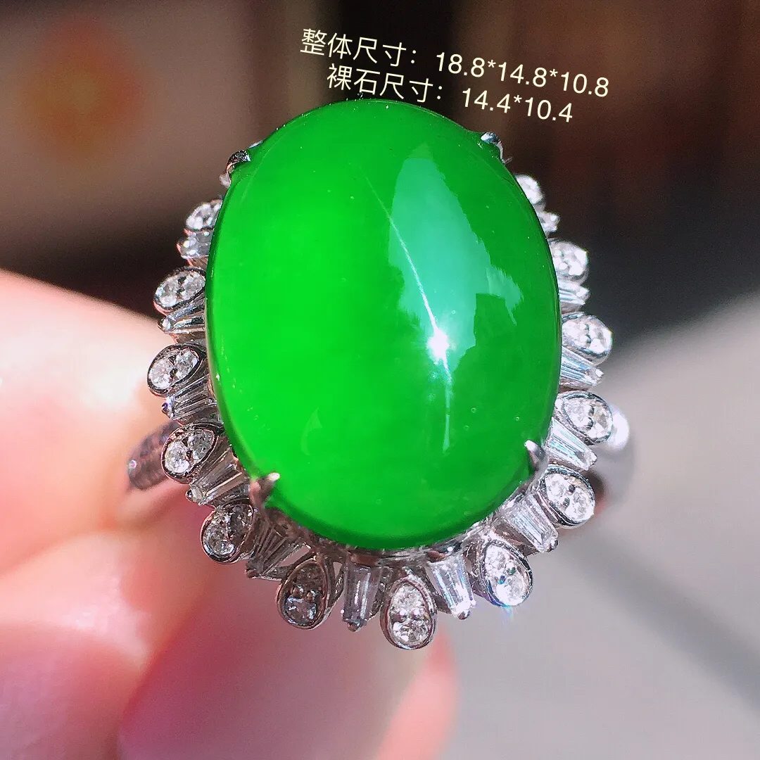 阳绿蛋面戒指，色泽均匀艳丽，玉质细腻，荧光感超
强，饱满水润，气质满满。18k
金豪华镶嵌