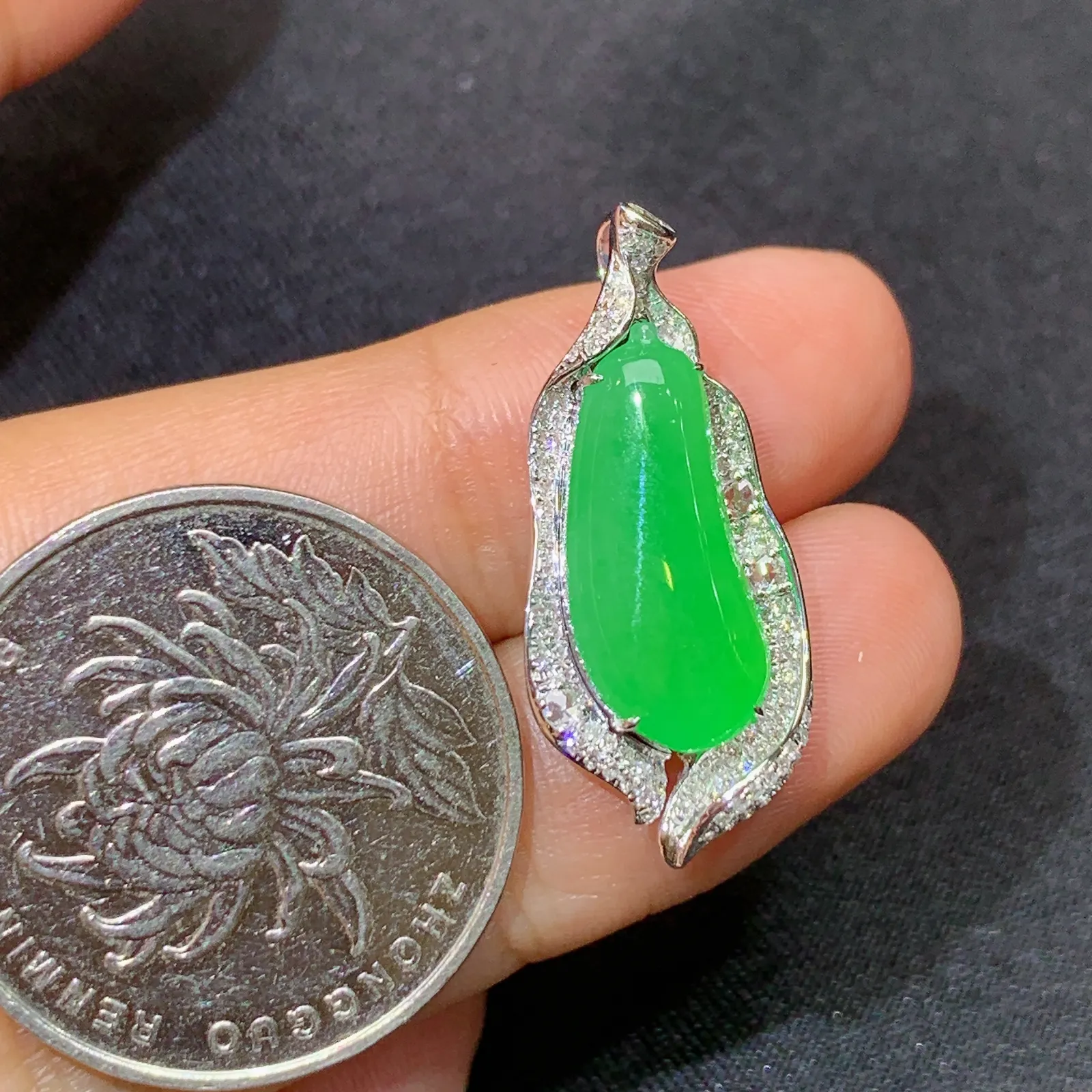 阳绿福瓜吊坠，18k金镶嵌，色泽鲜阳，冰润细腻 尺寸27.1*12*5.6