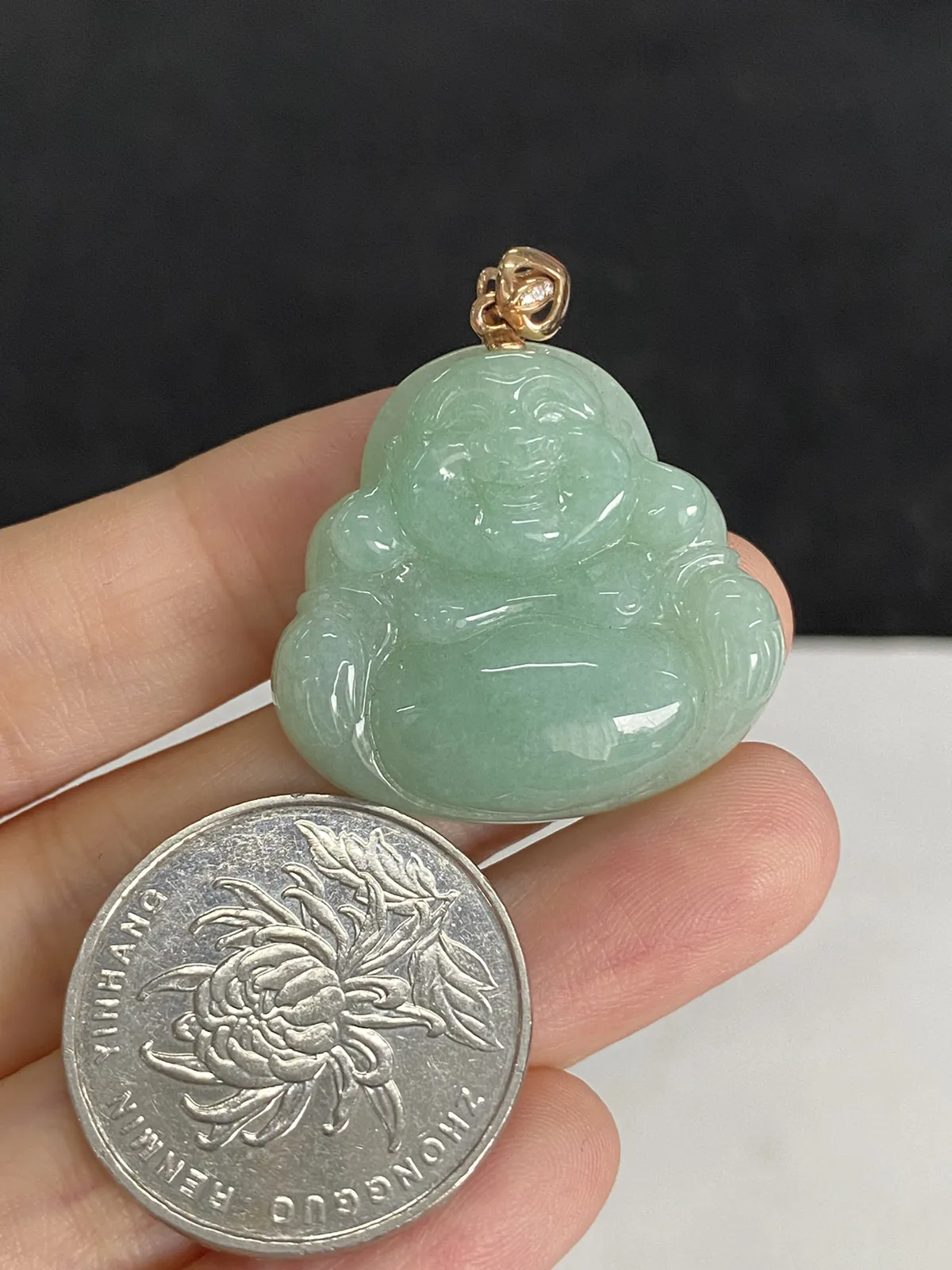 翡翠糯化种淡绿色佛公吊坠，印记：Au750,伴钻石