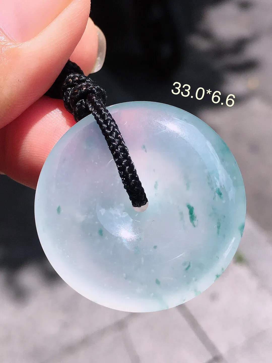 冰飘花平安扣吊坠，色泽艳丽，玉质细腻，荧光感超
强，饱满水润，气质满满。
