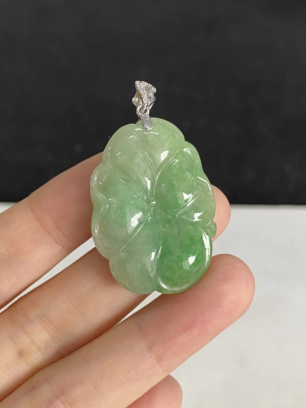 翡翠糯化种浅绿色吊坠，印记：G18K,伴钻石