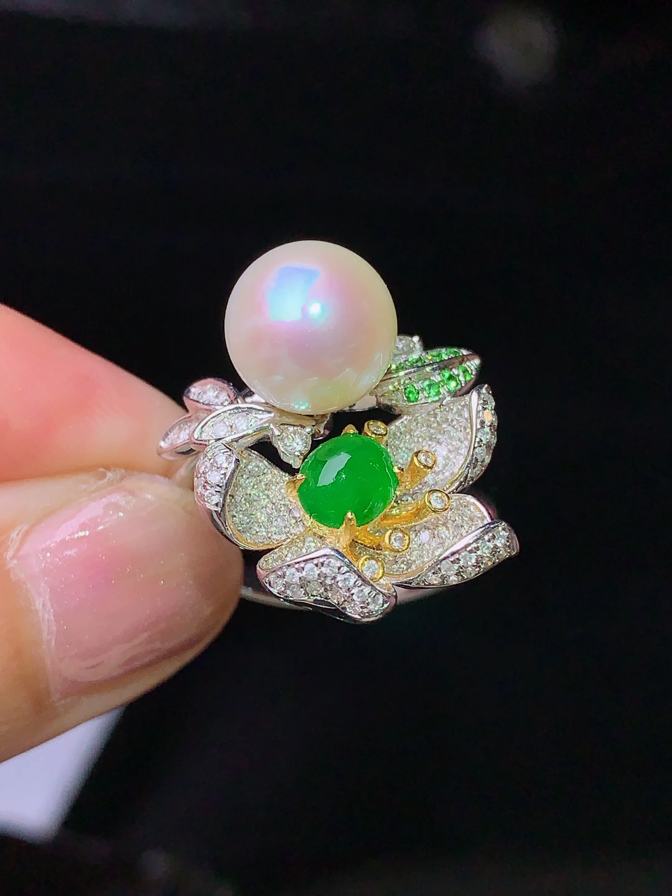 18k金钻镶嵌满绿蛋面戒指 玉质细腻 色泽艳丽 圈口14 整体尺寸5.3*4.2*2.5