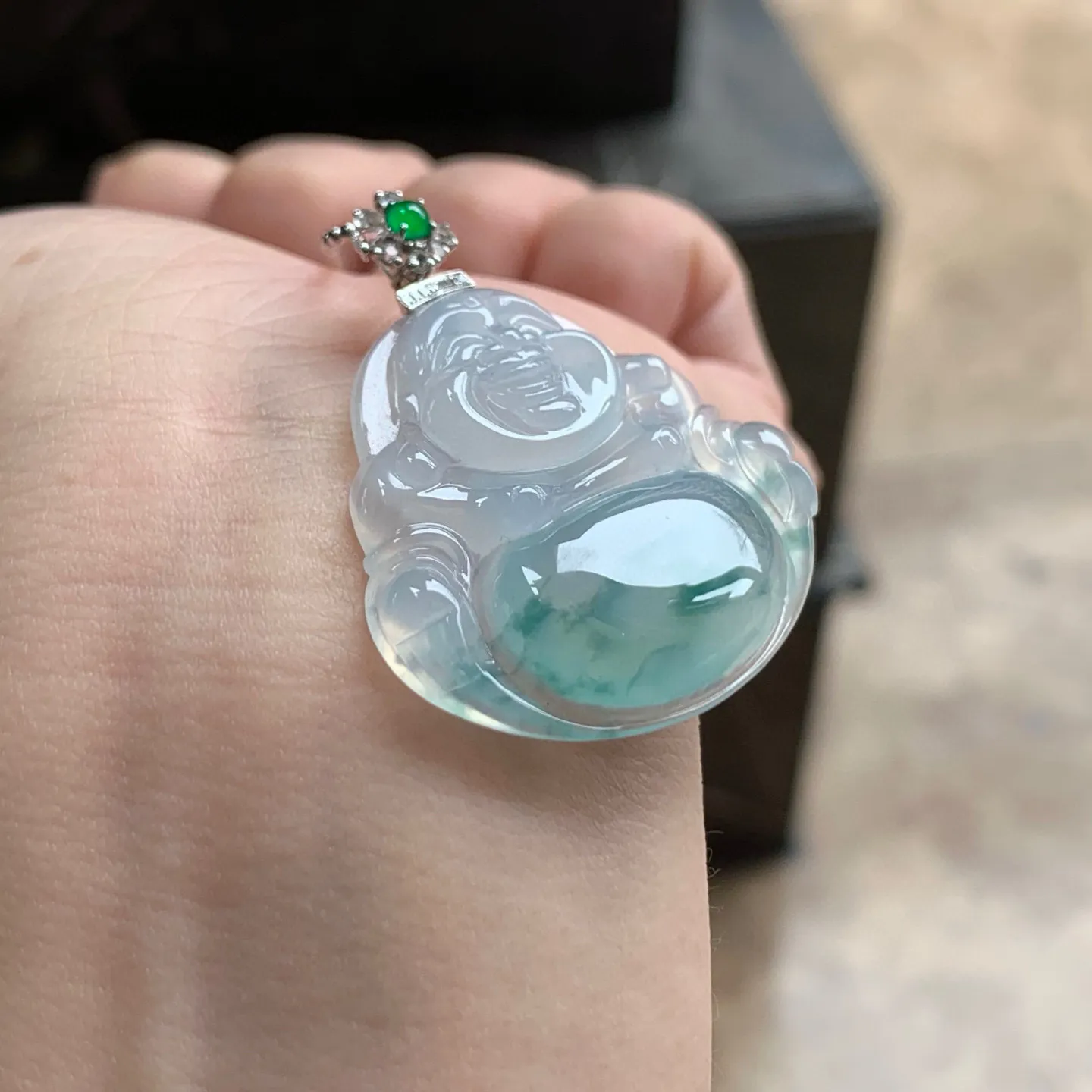 冰种飘花坐佛
大气 金扣