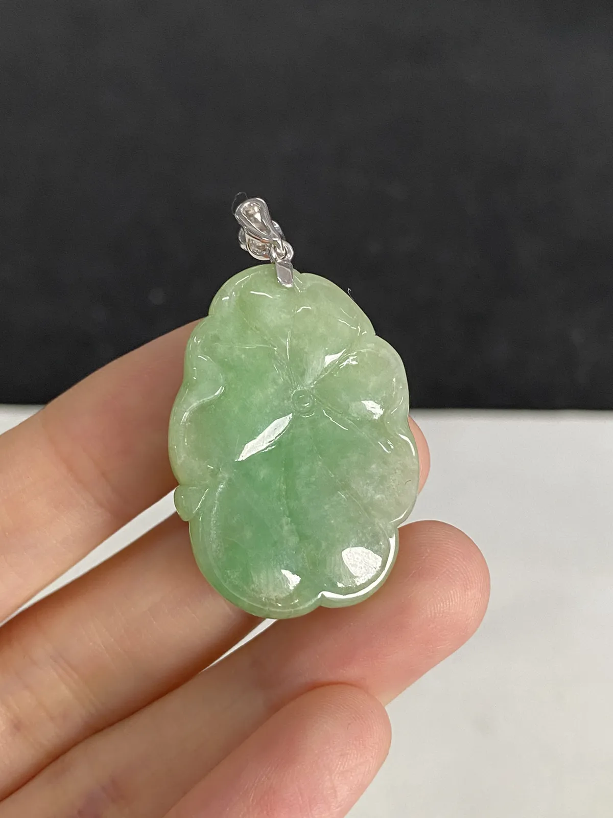 翡翠糯化种浅绿色吊坠，印记：G18K,伴钻石