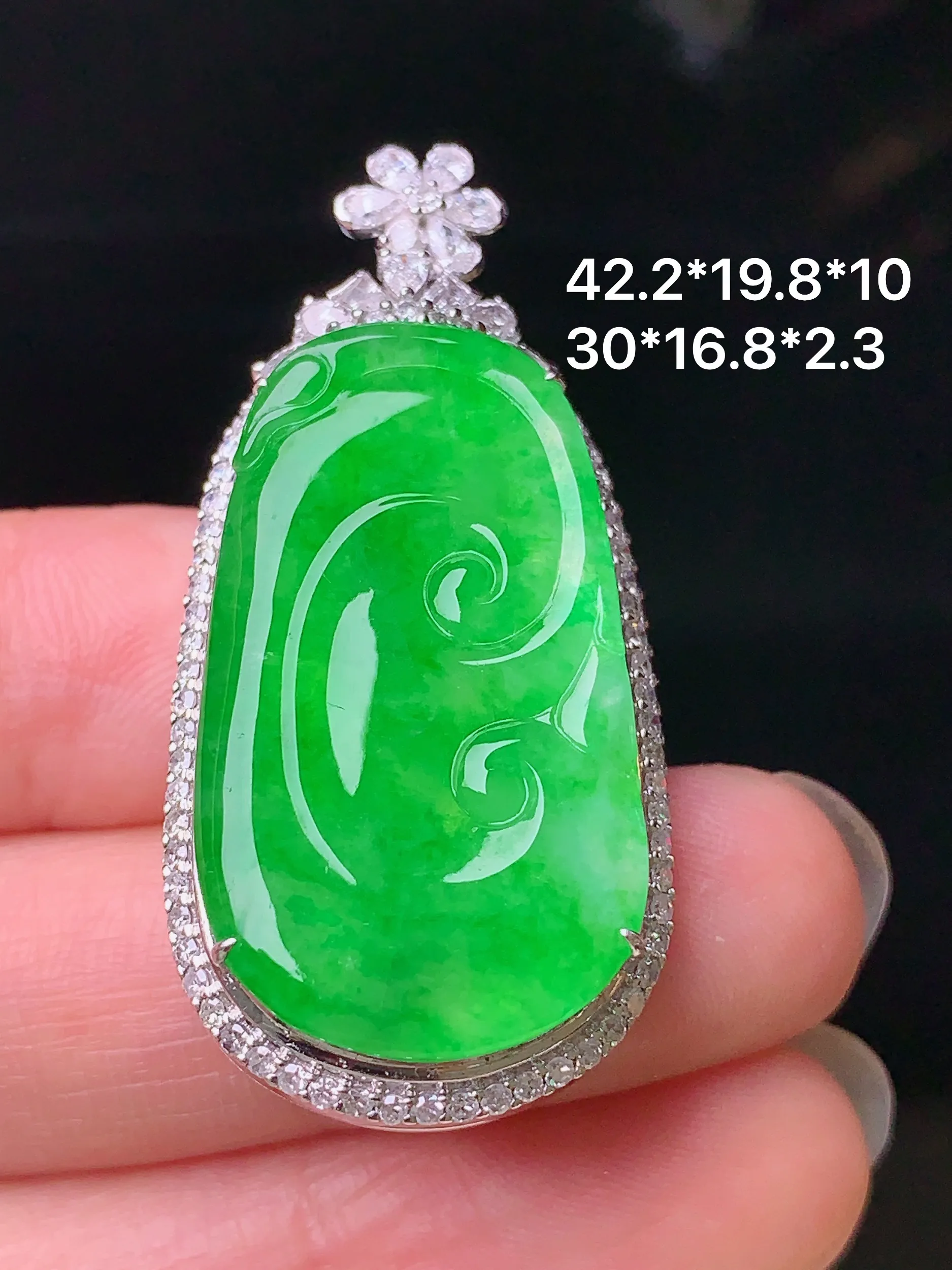 18k金钻镶嵌翠绿如意吊坠 玉质细腻 色泽艳丽 整体尺寸42.2*19.8*10
