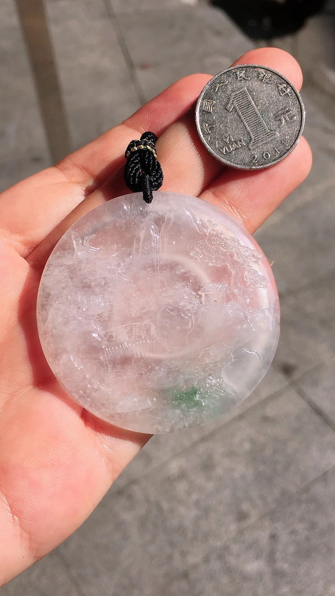 冰种山水牌吊坠，色泽艳丽，玉质细腻，荧光感超
强，饱满水润，气质满满。