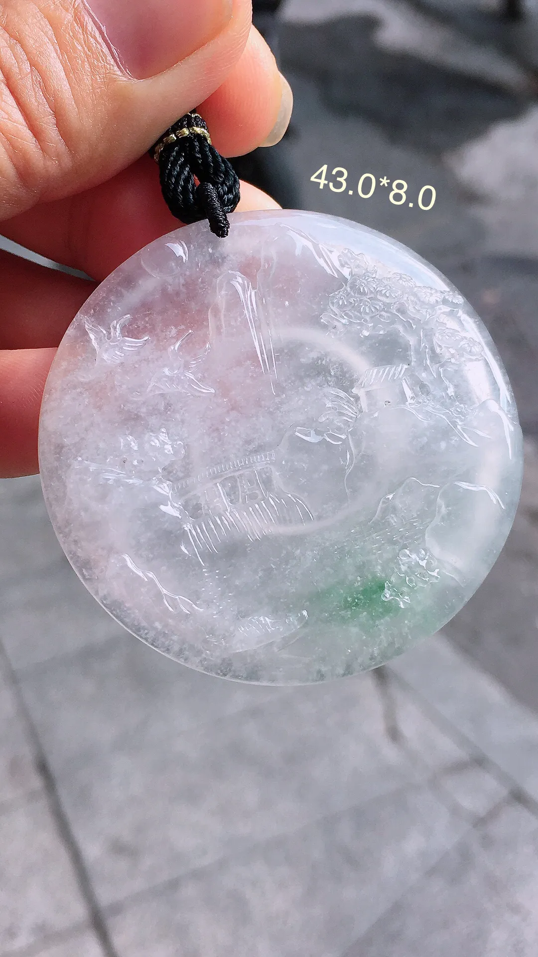 冰种山水牌吊坠，色泽艳丽，玉质细腻，荧光感超
强，饱满水润，气质满满。