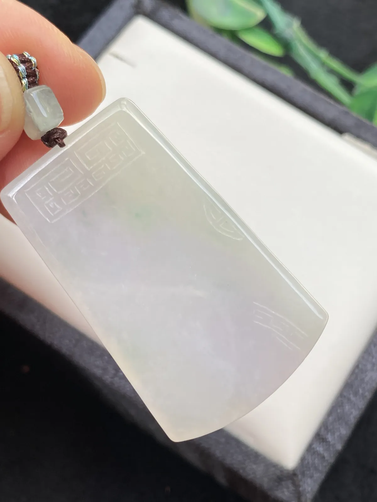 推荐【淡色春彩无事牌】无纹裂，水润，淡淡的春彩，不需复杂雕刻却自成意境，像一幅山水画，淡紫色烟雾氤氲，似山间河流蜿蜒，右下角雕刻处更像整个瀑布倾流而下，绿色青山将整个紫色的河流包裹在自己的怀中……胸怀天下～～既是无事牌，又是山水