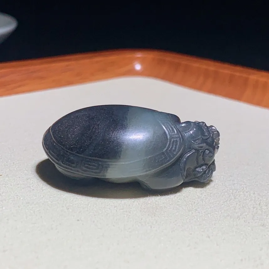 和田玉青花富贵长寿龙龟挂件。尺寸37/28/16重23.9克，玉质细腻油润 脂粉好，品质好！lt250606