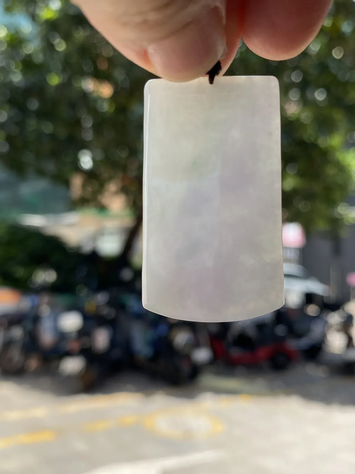 推荐【淡色春彩无事牌】无纹裂，水润，淡淡的春彩，不需复杂雕刻却自成意境，像一幅山水画，淡紫色烟雾氤氲，似山间河流蜿蜒，右下角雕刻处更像整个瀑布倾流而下，绿色青山将整个紫色的河流包裹在自己的怀中……胸怀天下～～既是无事牌，又是山水