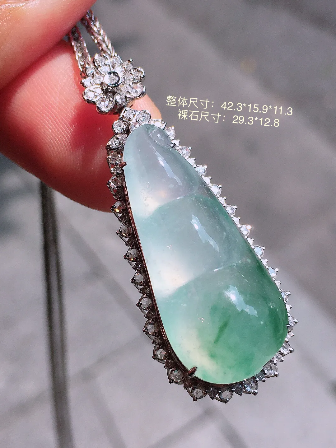 飘绿福豆吊坠，色泽艳丽，玉质细腻，荧光感超
强，饱满水润，气质满满。18k
金豪华镶嵌