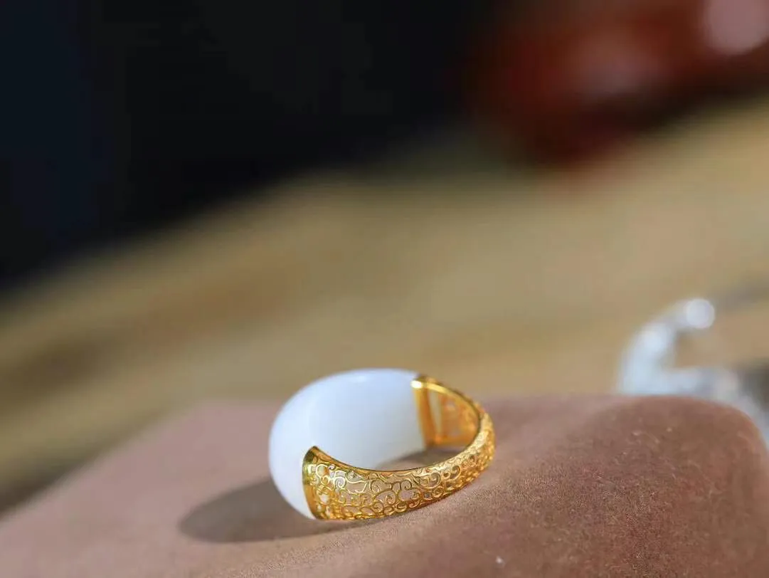 【金镶玉.戒指】

精品和田玉白玉18k金戒指 玉质细腻温润 油性十足 ，不论时光如何流转变化，这枚戒指始终闪耀着最初的光芒。精工镶嵌18K金 （保真金 可检测贵金属18K金） 重5.2克 尺寸17.7-12.6-6.6mm 7850979T