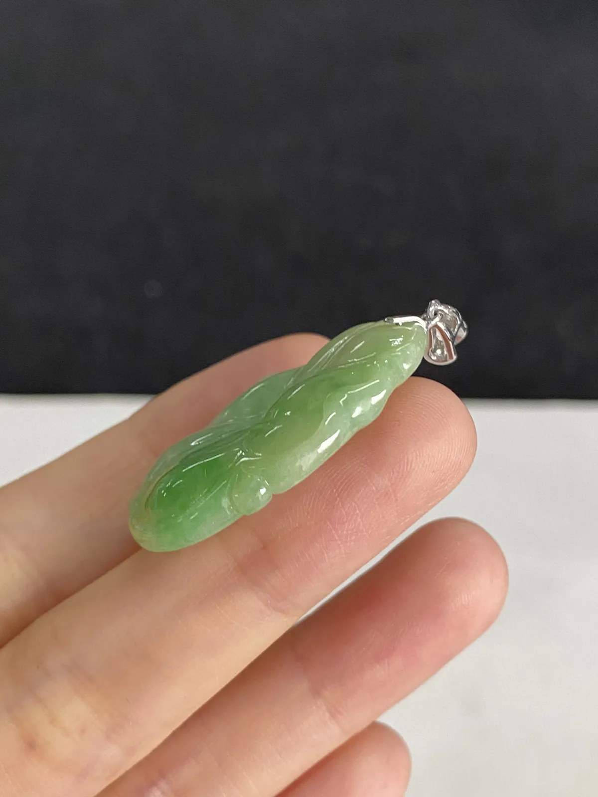 翡翠糯化种浅绿色吊坠，印记：G18K,伴钻石