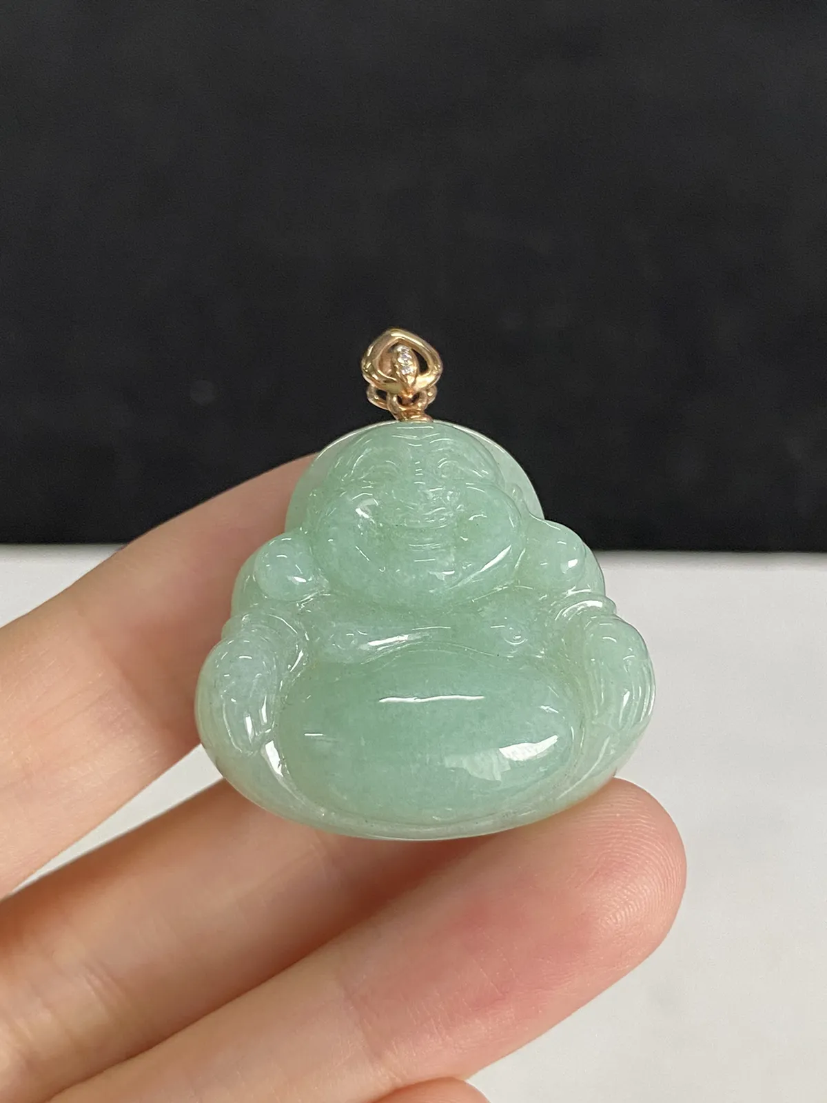 翡翠糯化种淡绿色佛公吊坠，印记：Au750,伴钻石