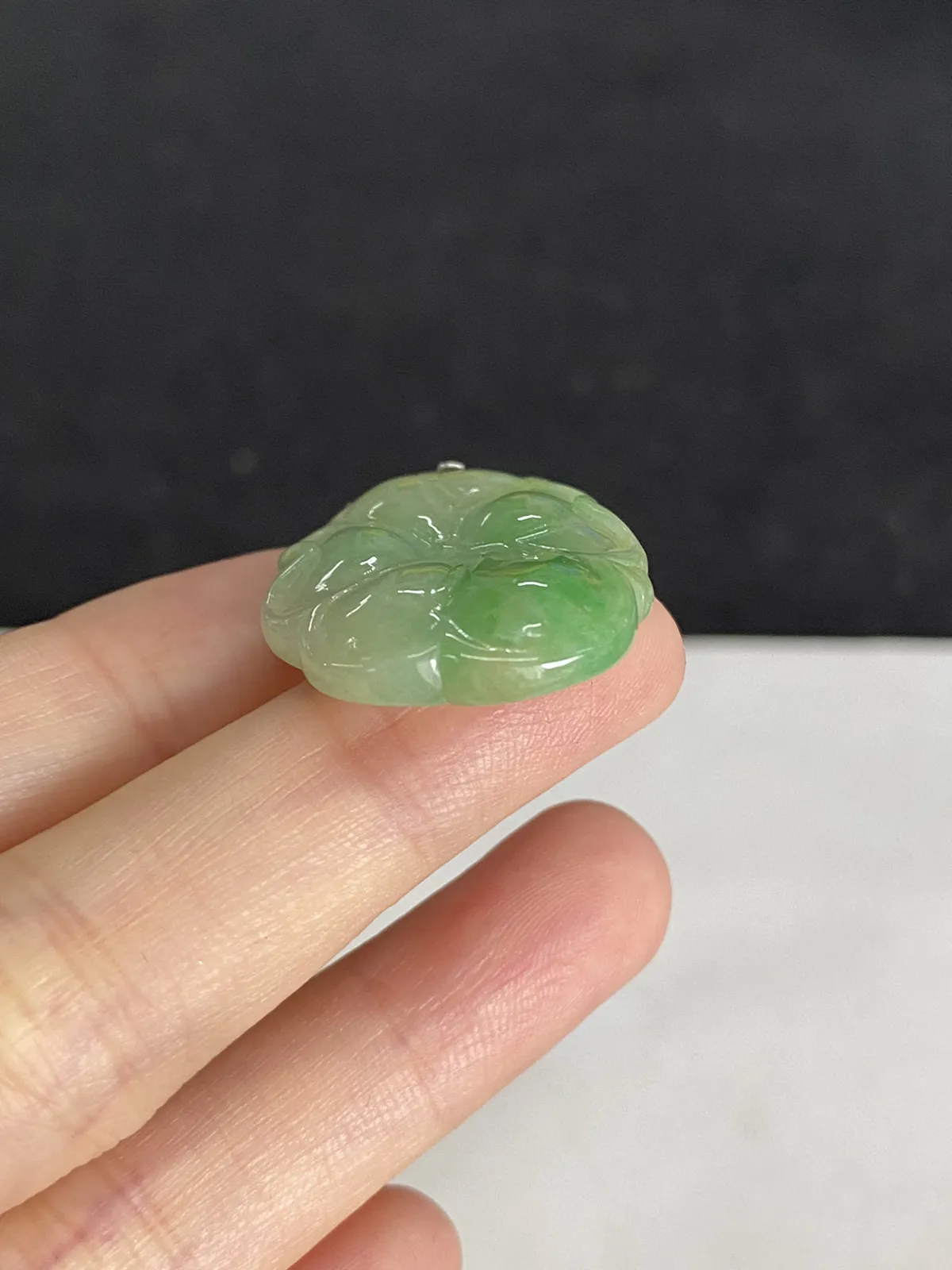 翡翠糯化种浅绿色吊坠，印记：G18K,伴钻石