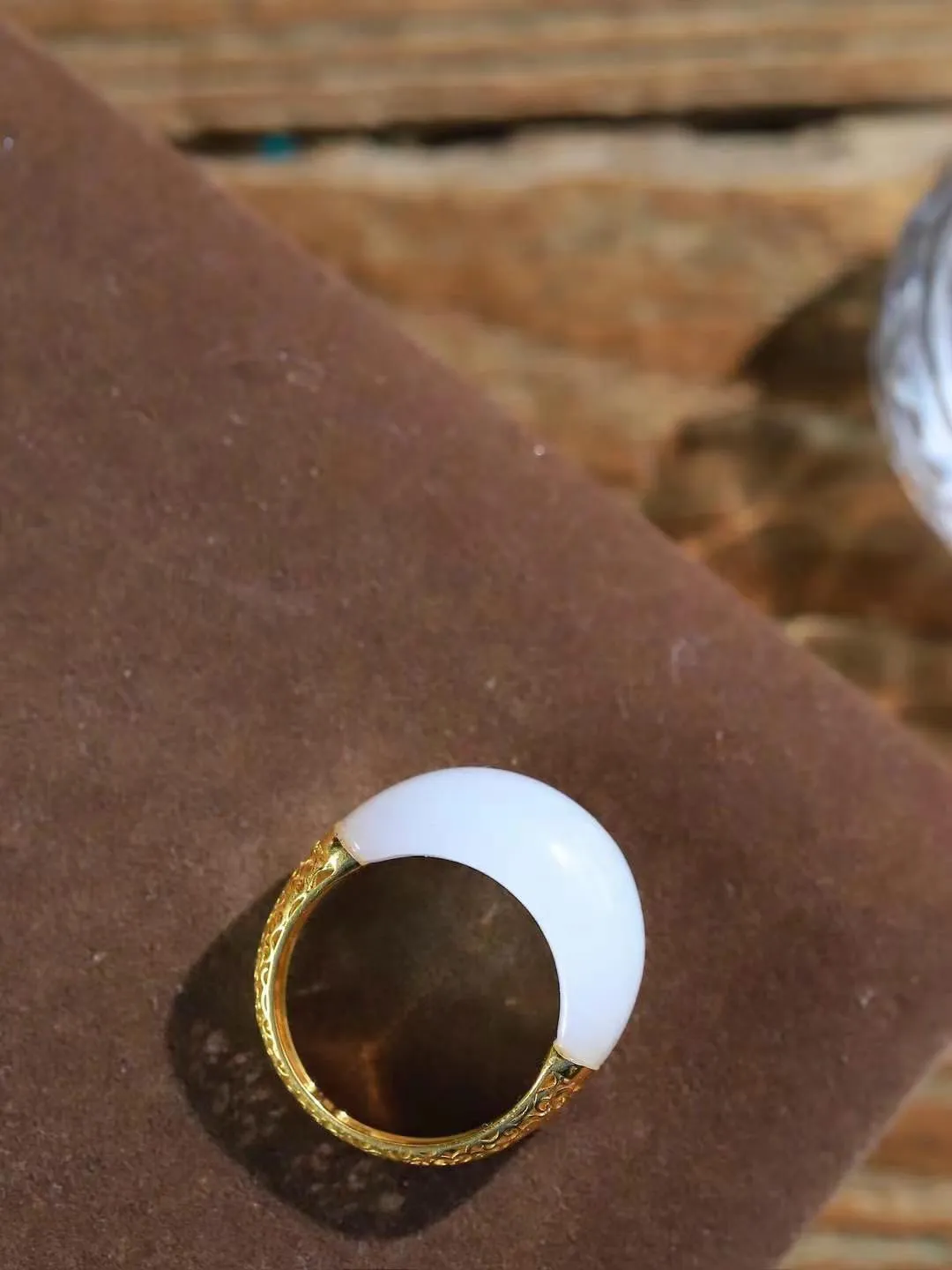 【金镶玉.戒指】

精品和田玉白玉18k金戒指 玉质细腻温润 油性十足 ，不论时光如何流转变化，这枚戒指始终闪耀着最初的光芒。精工镶嵌18K金 （保真金 可检测贵金属18K金） 重5.2克 尺寸17.7-12.6-6.6mm 7850979T