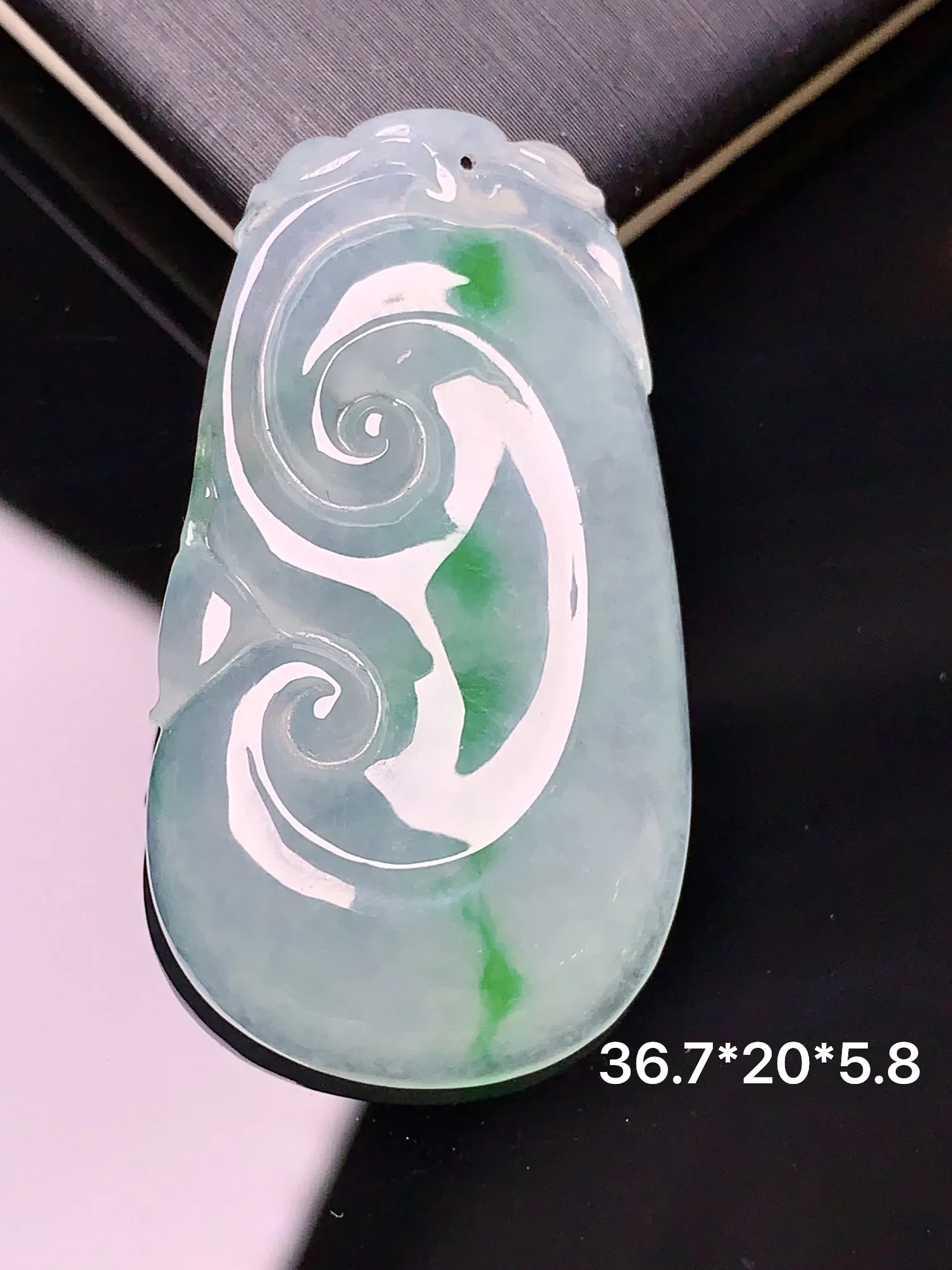 飘绿如意吊坠 玉质细腻 色泽艳丽 整体尺寸36.7*20*5.8