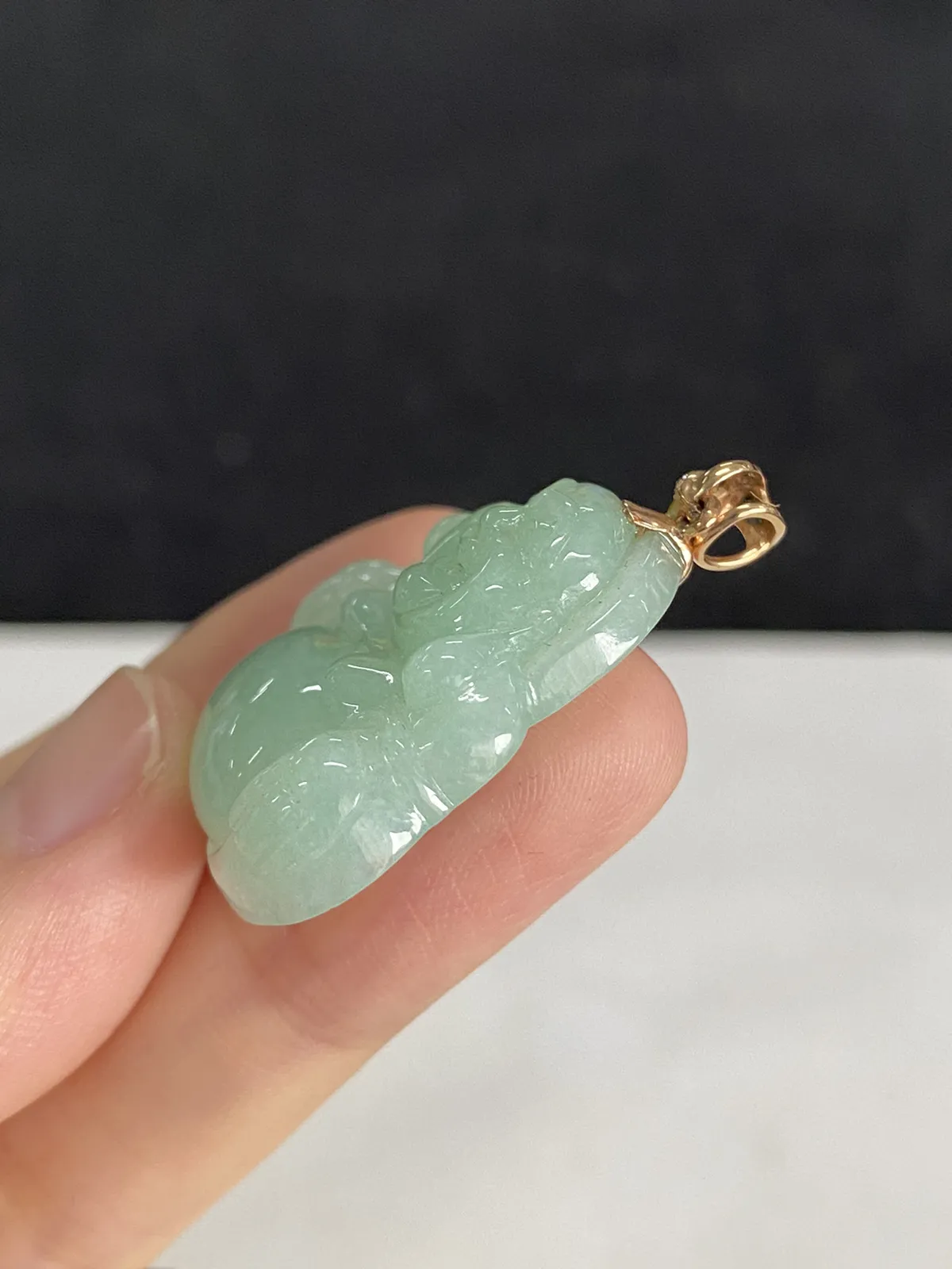翡翠糯化种淡绿色佛公吊坠，印记：Au750,伴钻石