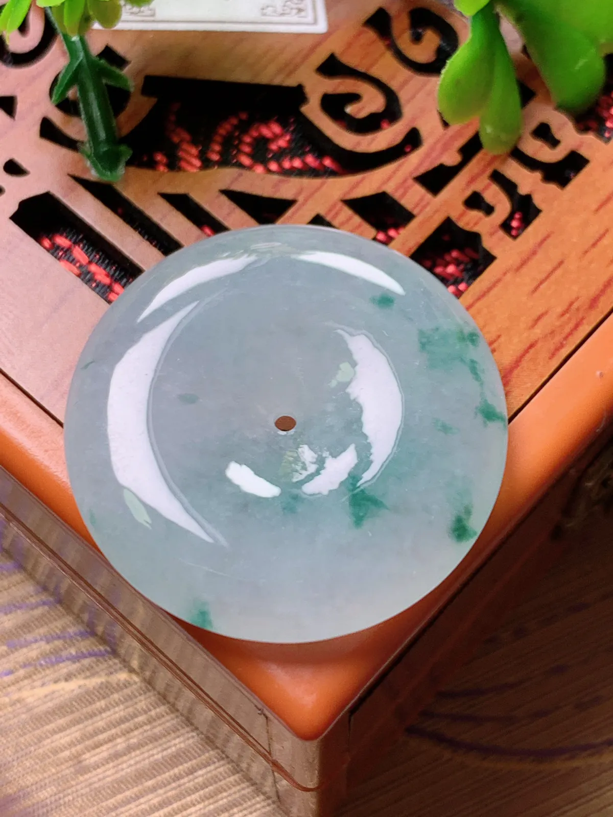 精品推荐，缅甸天然A货翡翠，冰种飘花平安扣吊坠，种水好，颜色鲜艳，玉质水润细腻，工艺精湛，佩戴效果更佳。