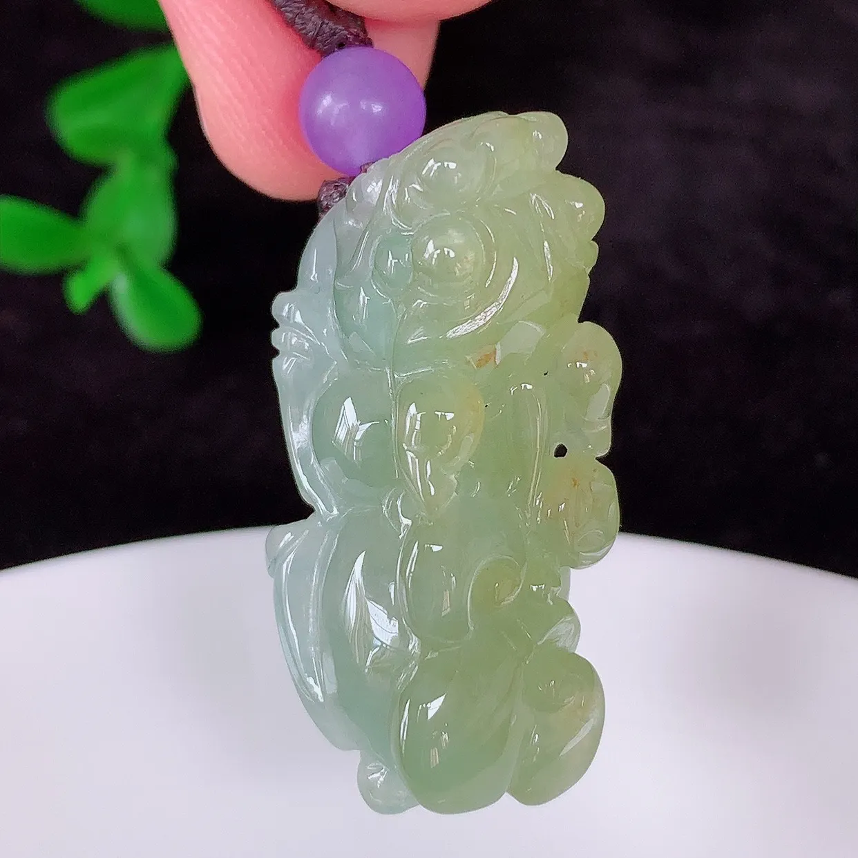 自然光实拍，冰润冰黄翡翡翠招财貔貅吊坠，民间有“一摸貔貅运程旺盛，再摸貔貅财运滚滚，三摸貔貅平步青云 ”的美好祝愿。#57.10