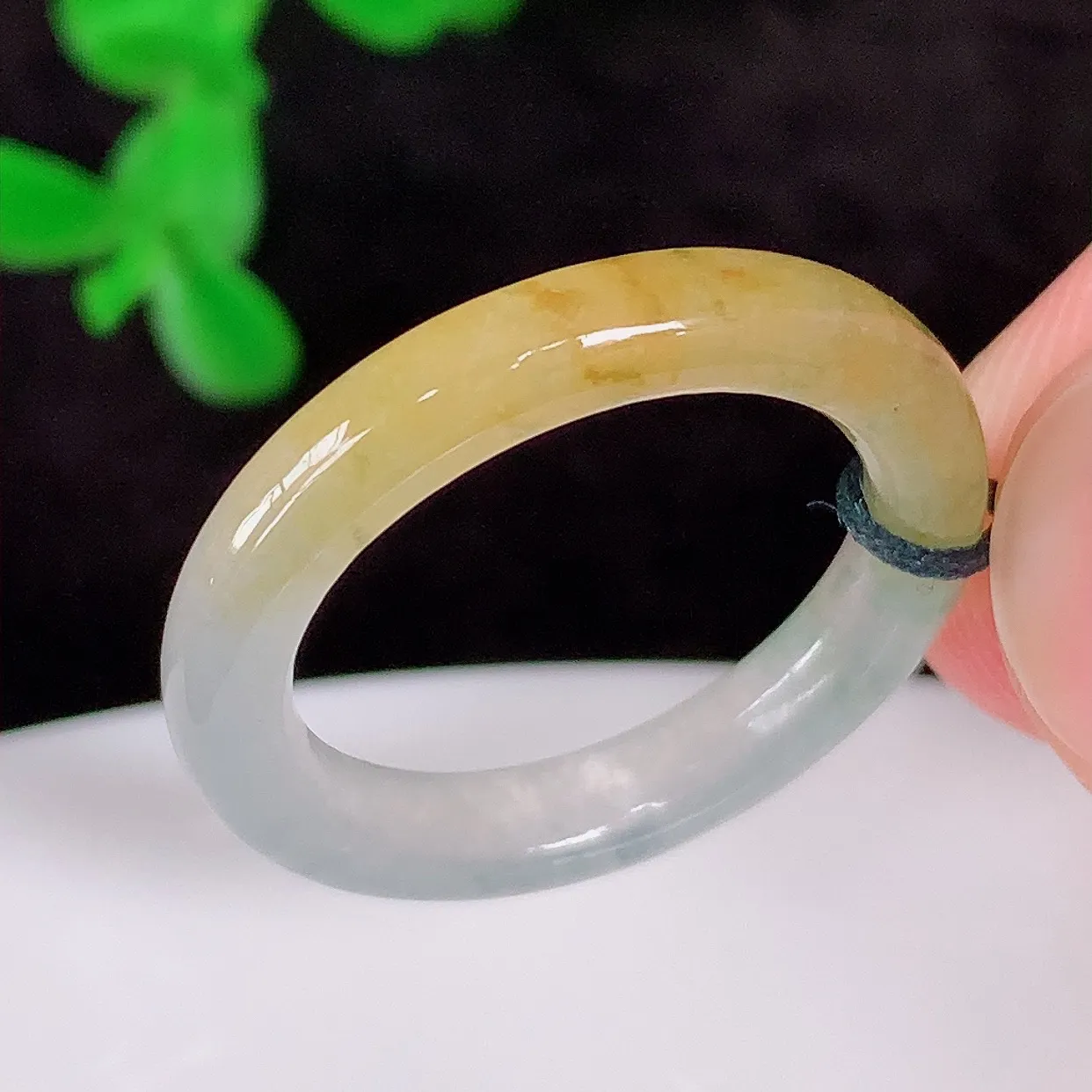 自然光实拍，冰润冰种黄翡17.8mm内径翡翠指环，玉戒指，玉质莹润，好精美好冰润的指环，14圈口，上手纤巧！#1.10