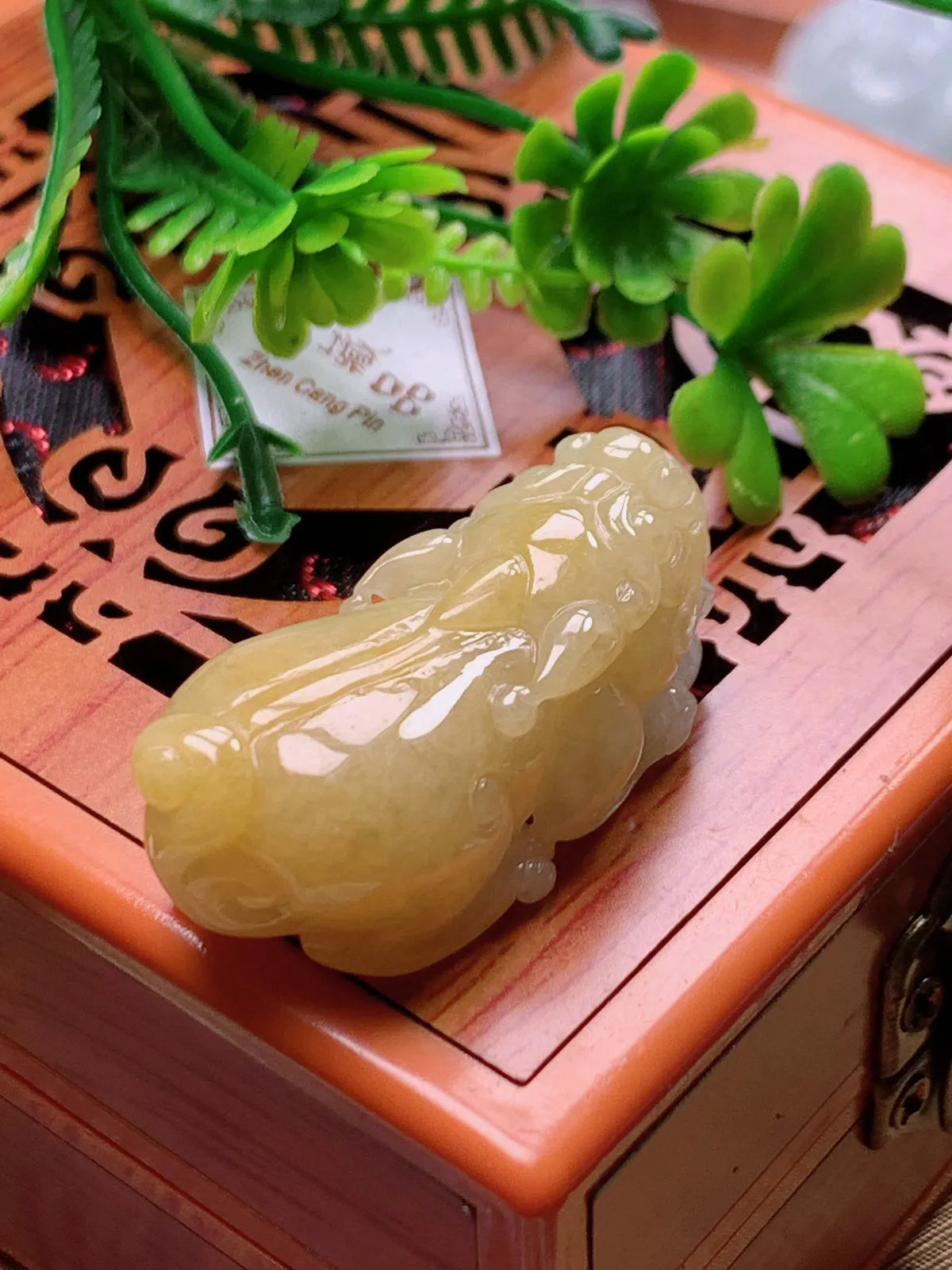 精品推荐，缅甸天然A货翡翠，黄翡招财貔貅吊坠，种水好，颜色鲜艳，玉质水润细腻，工艺精湛，佩戴效果更佳。