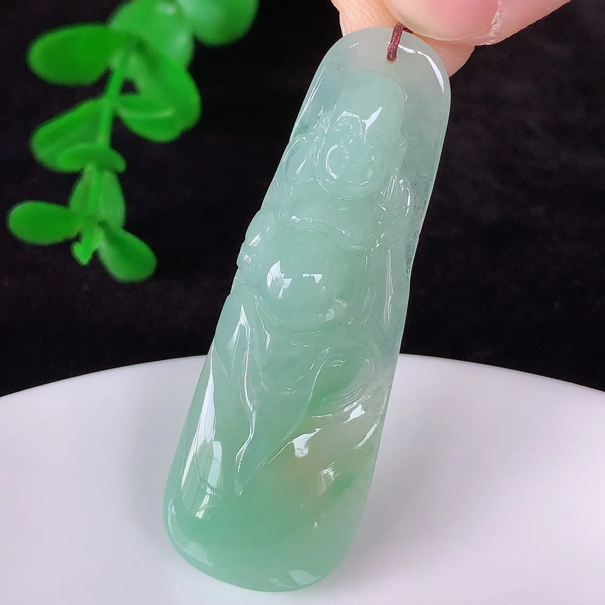 自然光实拍，冰飘绿翡翠冰胶逍遥布袋佛吊坠，代代有钱，水足丰盈，盈满欢喜，配戴送礼佳品！#60.10