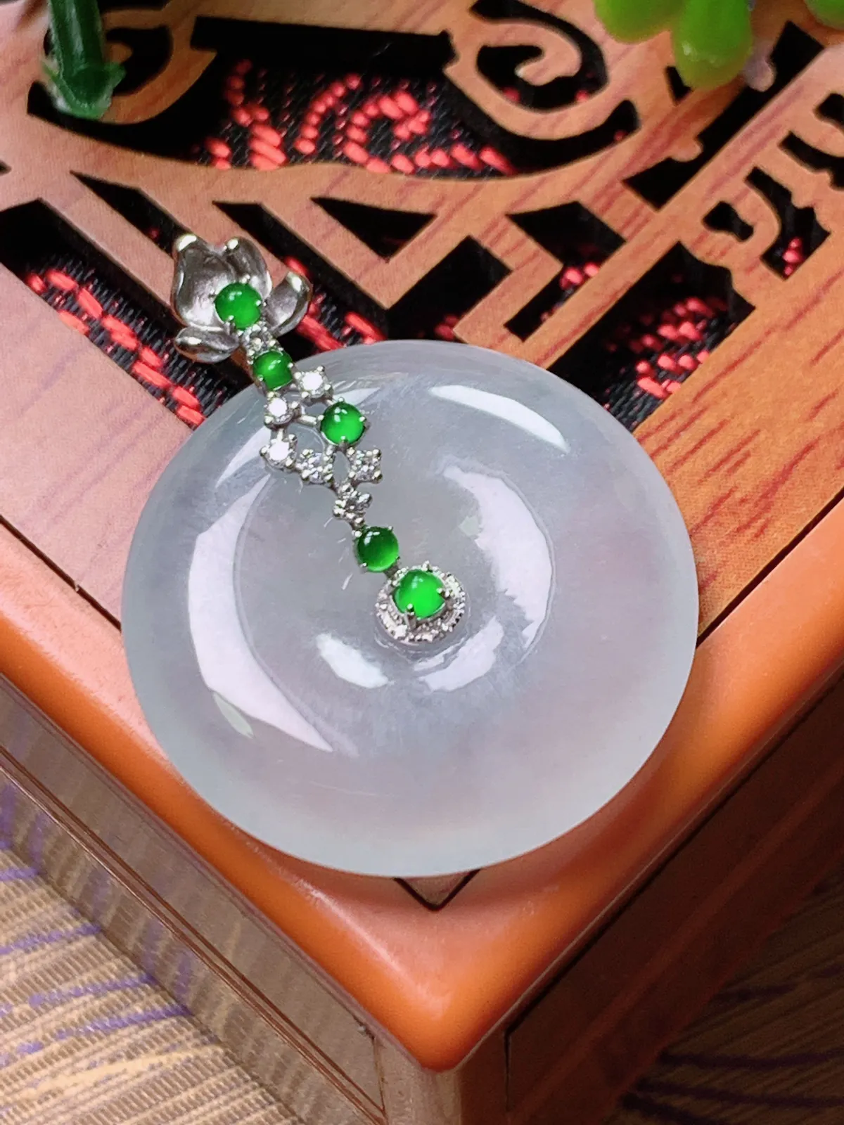 精品推荐，缅甸天然A货翡翠，18K金镶嵌冰种平安扣吊坠，种水好，颜色鲜艳，玉质水润细腻，工艺精湛，佩