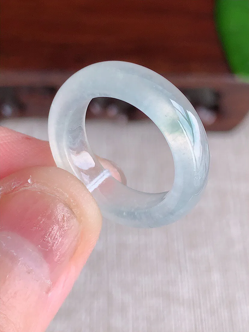 a货翡翠老坑冰种飘花素面戒指 尺寸15.8×5.5×2.8mm 重量3.59g 0611