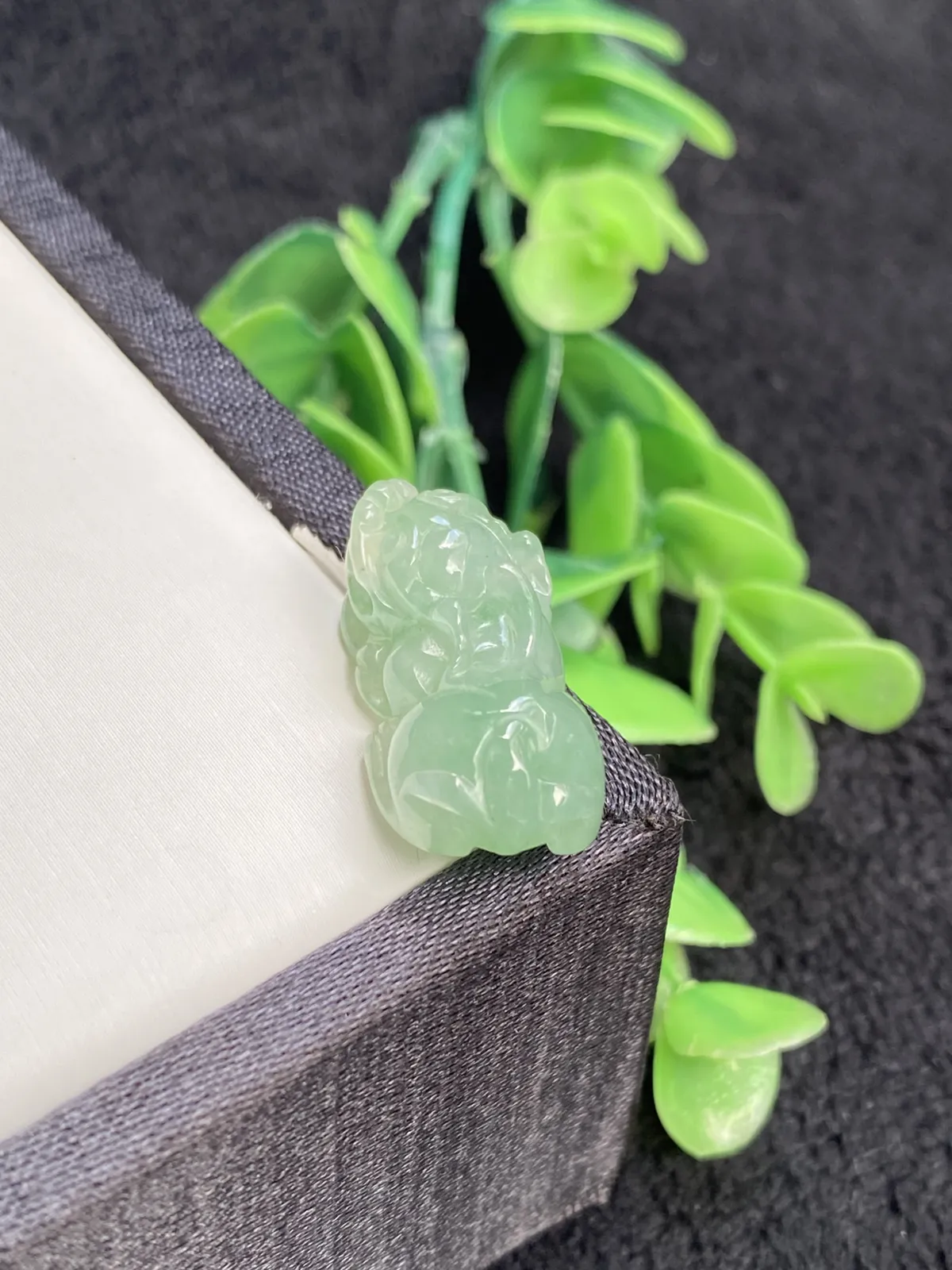 推荐【冰绿貔貅】无纹裂，水润冰透，甜绿飘绿花，细腻，品相佳，大口吃四方，招财圣品～25*12.3*9.2