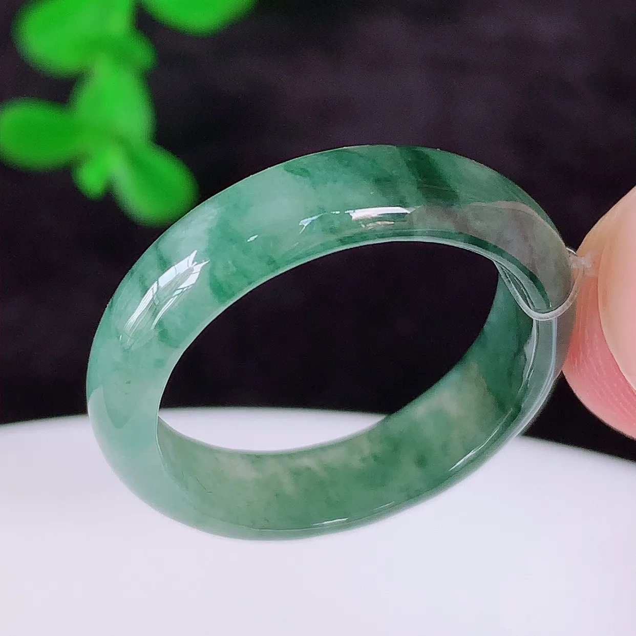 自然光实拍，冰润冰糯种飘绿花19.5mm内径翡翠指环，玉戒指，玉质莹润，好精美好冰润的指环，19圈口，上手纤巧！#49.10