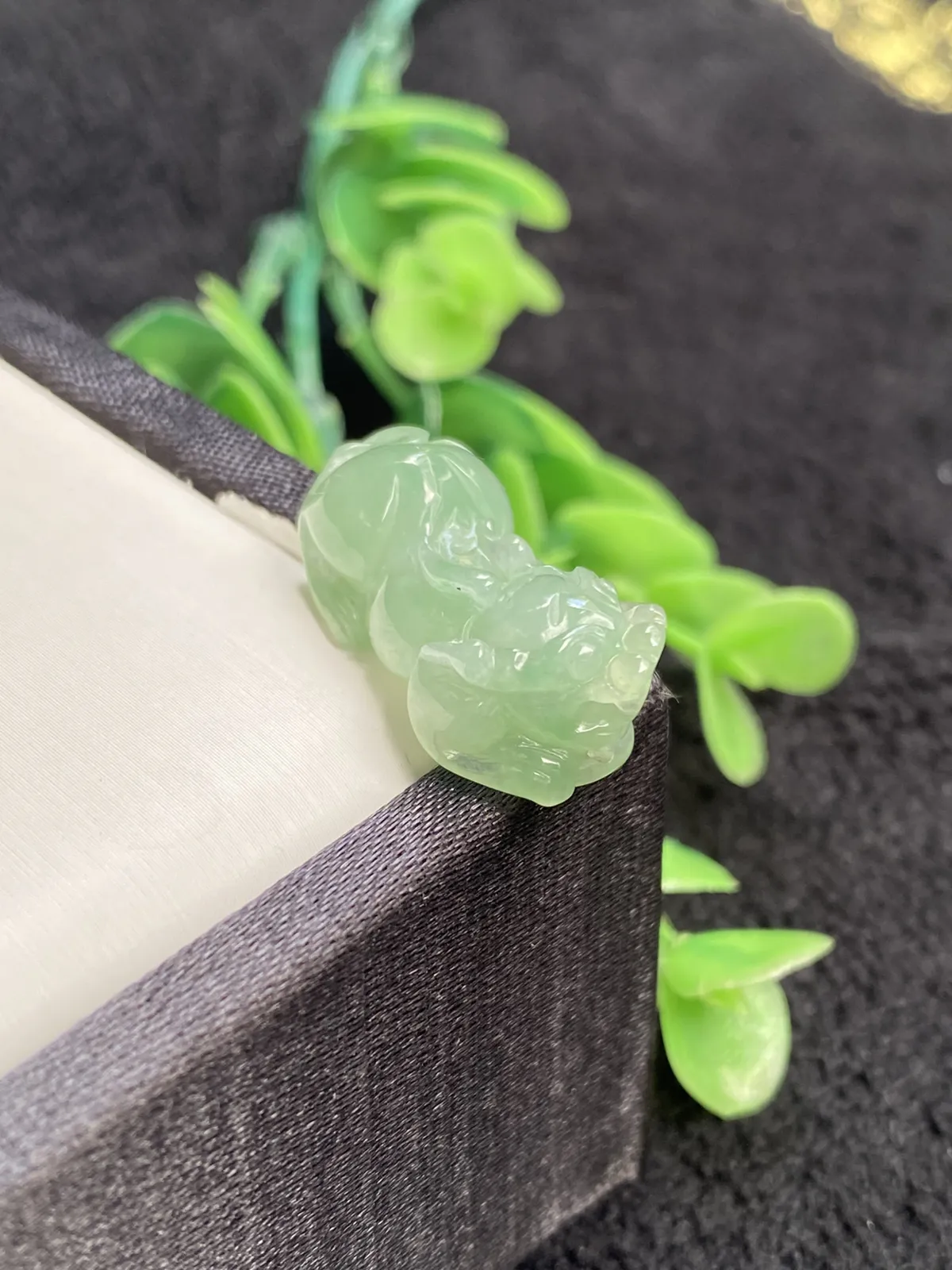 推荐【冰绿貔貅】无纹裂，水润冰透，甜绿飘绿花，细腻，品相佳，大口吃四方，招财圣品～25*12.3*9.2