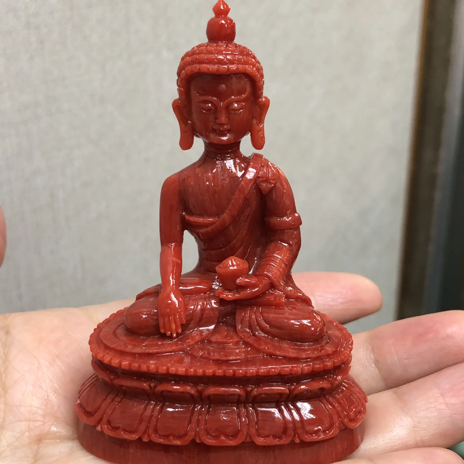 【天然红珊瑚拼接释迦牟尼小摆件】意大利产地，沙丁珊瑚料，深红颜色，釆用台湾拼接手工工艺，精雕细镂，底