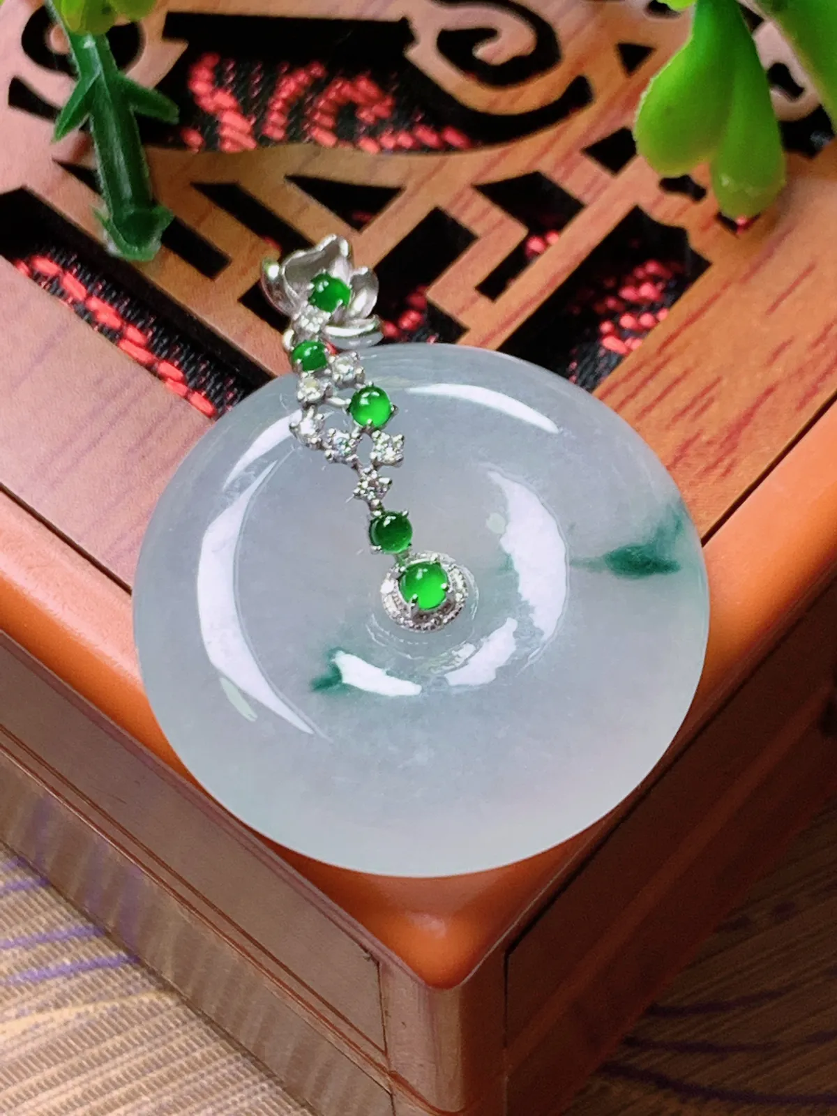 精品推荐，缅甸天然A货翡翠，18K金镶嵌冰种飘花平安扣吊坠，种水好，颜色鲜艳，玉质水润细腻，工艺精湛