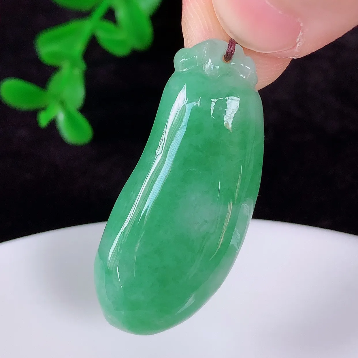 自然光实拍，冰润冰糯种满绿翡翠招财福瓜吊坠，翡翠福瓜招财瓜，冰润且起胶感，佩戴效果优雅迷人！#57.10