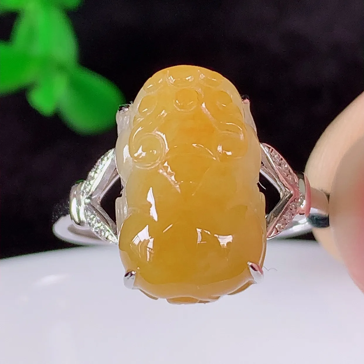 自然光实拍 18K金精工镶嵌冰黄翡翡翠貔貅戒指，玉质细腻，翡翠色泽均匀，艳丽饱满，款式高贵大气，14