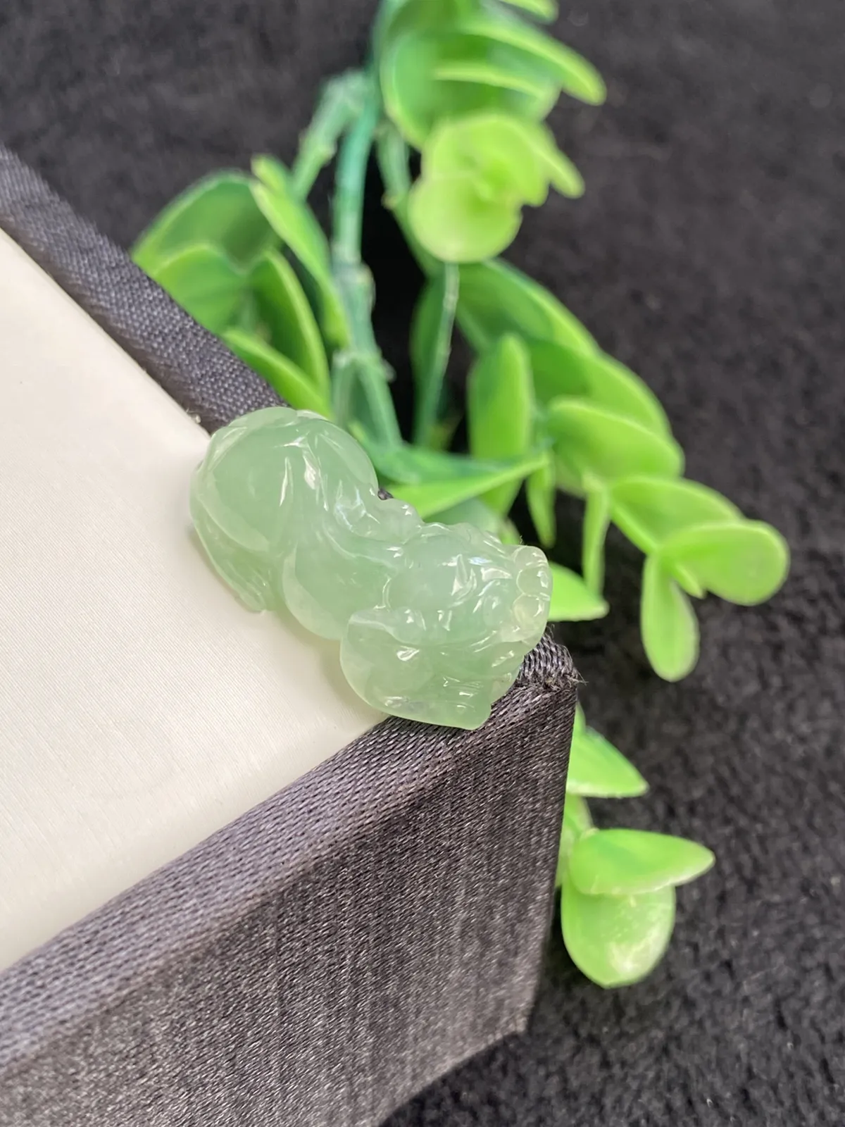 推荐【冰绿貔貅】无纹裂，水润冰透，甜绿飘绿花，细腻，品相佳，大口吃四方，招财圣品～25*12.3*9.2