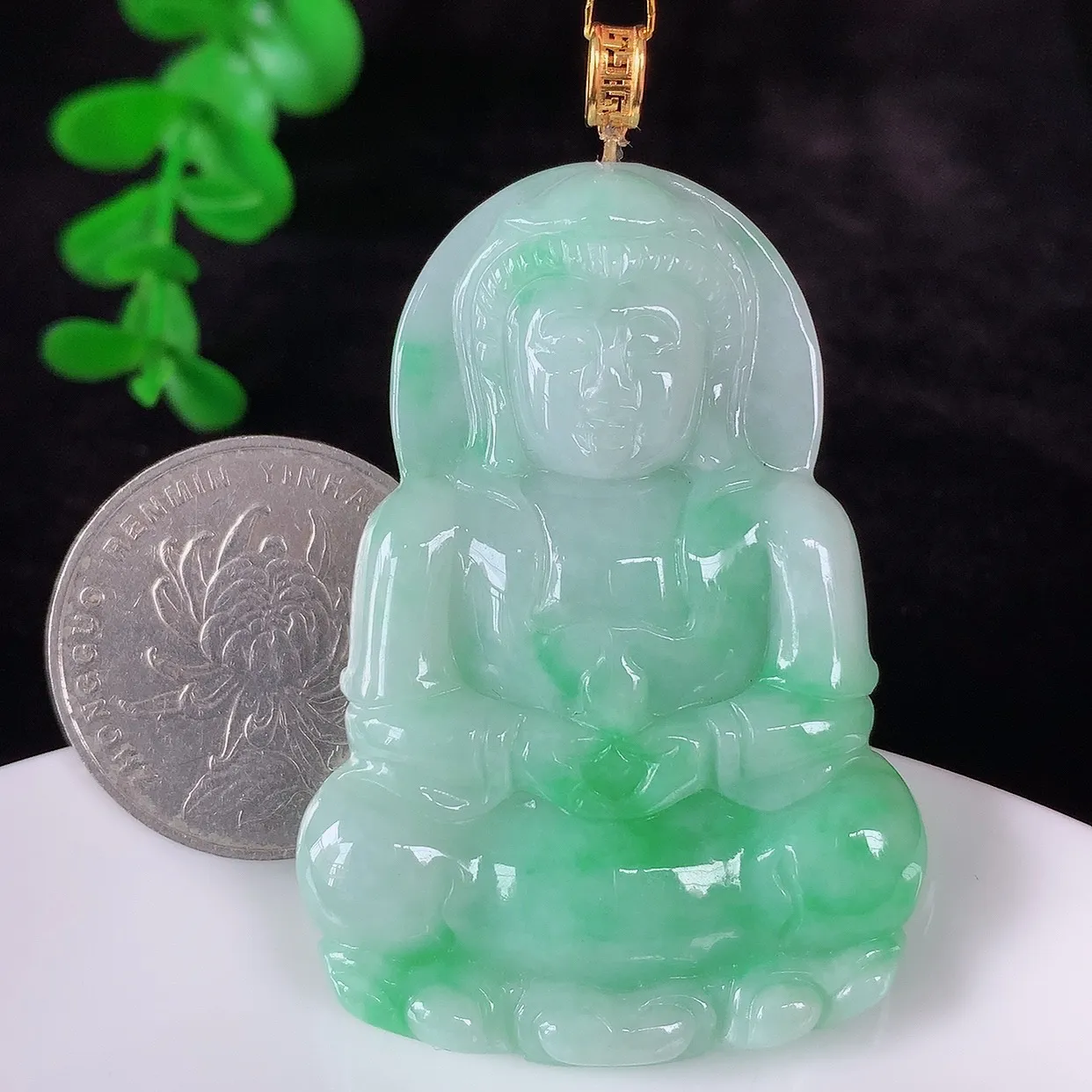 自然光实拍，18K金镶嵌冰糯种飘阳绿翡翠观音吊坠，赐福翡翠观音，翠色迷人，观音面相端庄，佩戴时尚出众！#35.1整体58.5*裸石50.5*35.5*5.5