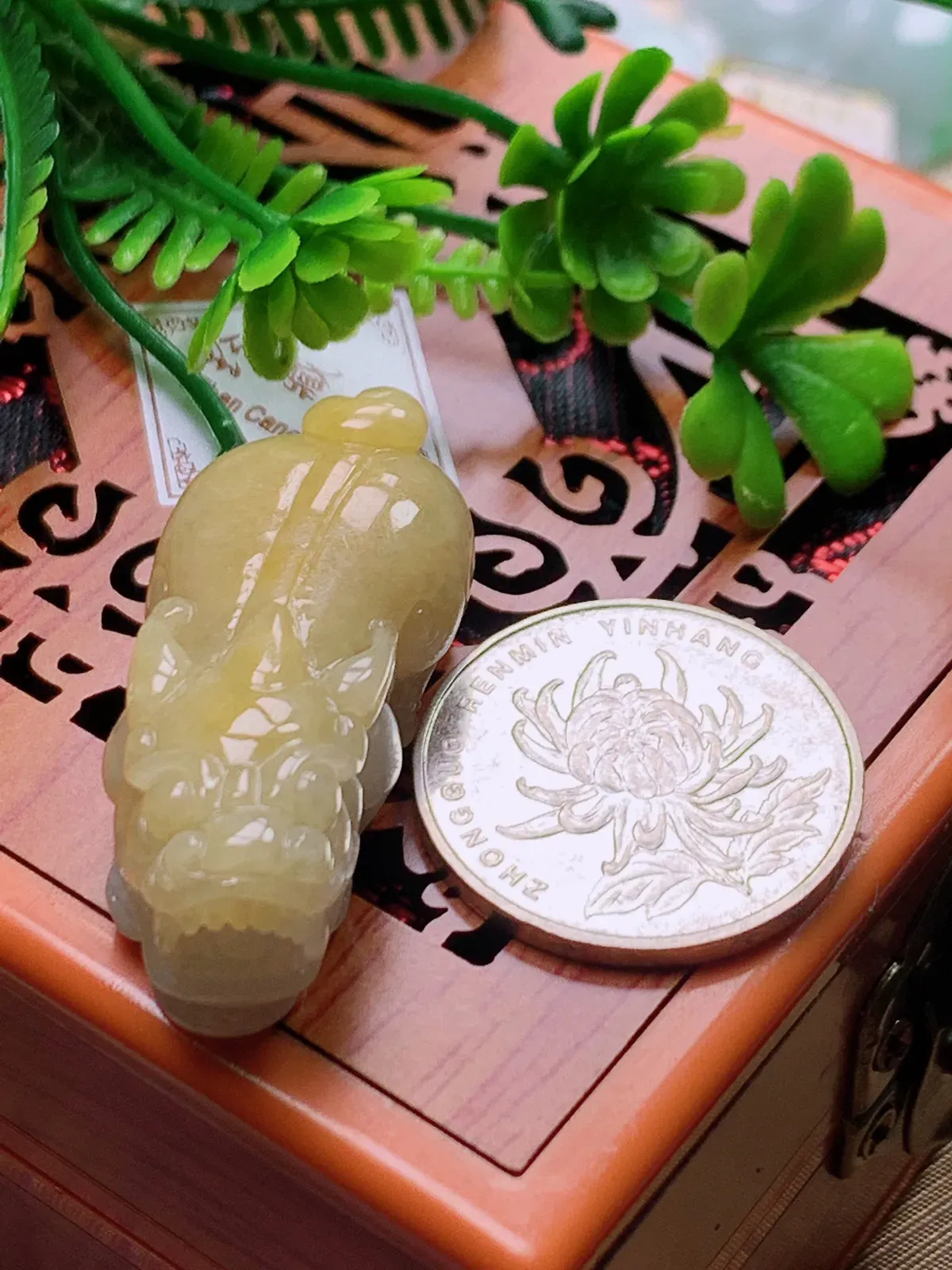 精品推荐，缅甸天然A货翡翠，黄翡招财貔貅吊坠，种水好，颜色鲜艳，玉质水润细腻，工艺精湛，佩戴效果更佳。