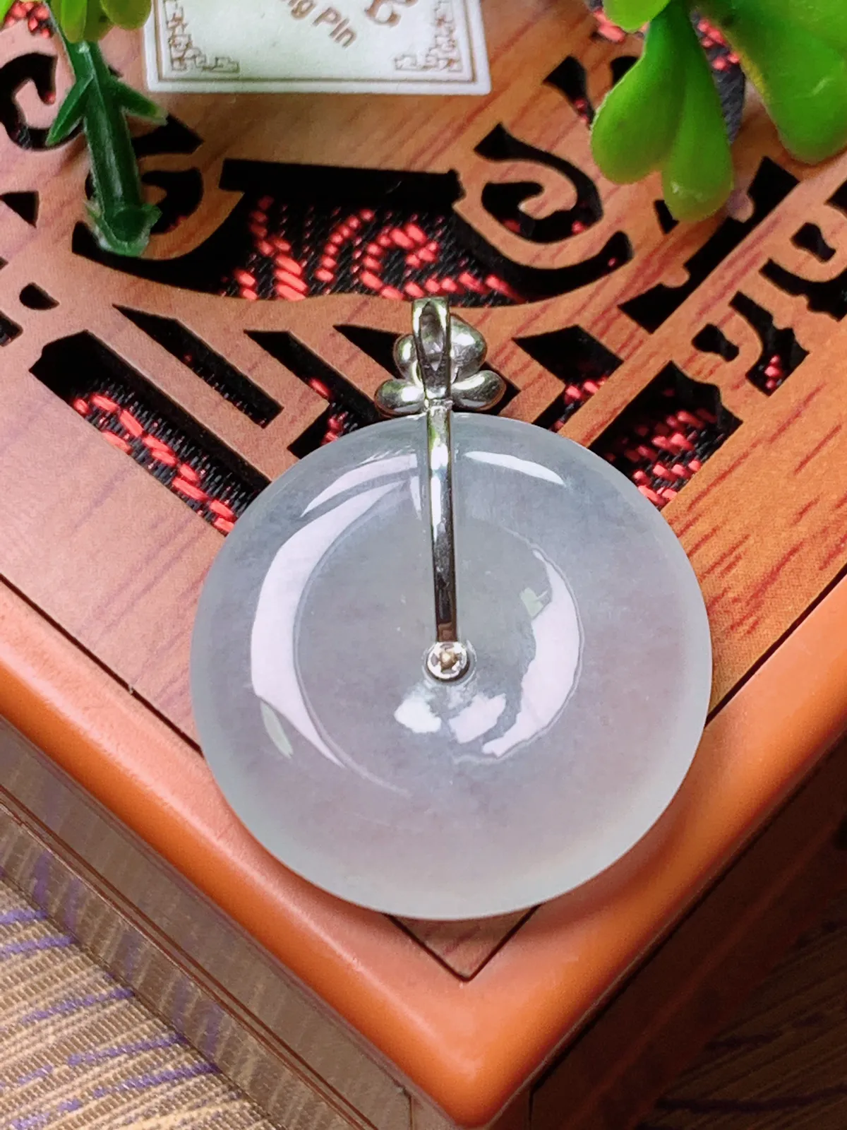 精品推荐，缅甸天然A货翡翠，18K金镶嵌冰种平安扣吊坠，种水好，颜色鲜艳，玉质水润细腻，工艺精湛，佩戴效果更佳。