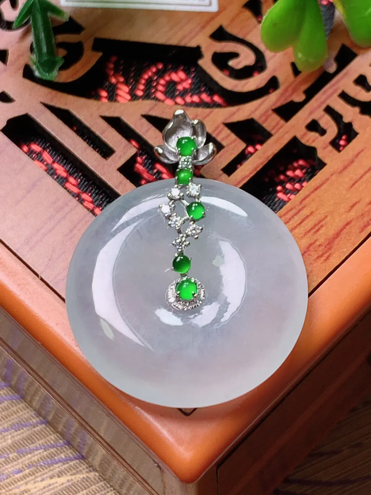 精品推荐，缅甸天然A货翡翠，18K金镶嵌冰种平安扣吊坠，种水好，颜色鲜艳，玉质水润细腻，工艺精湛，佩戴效果更佳。