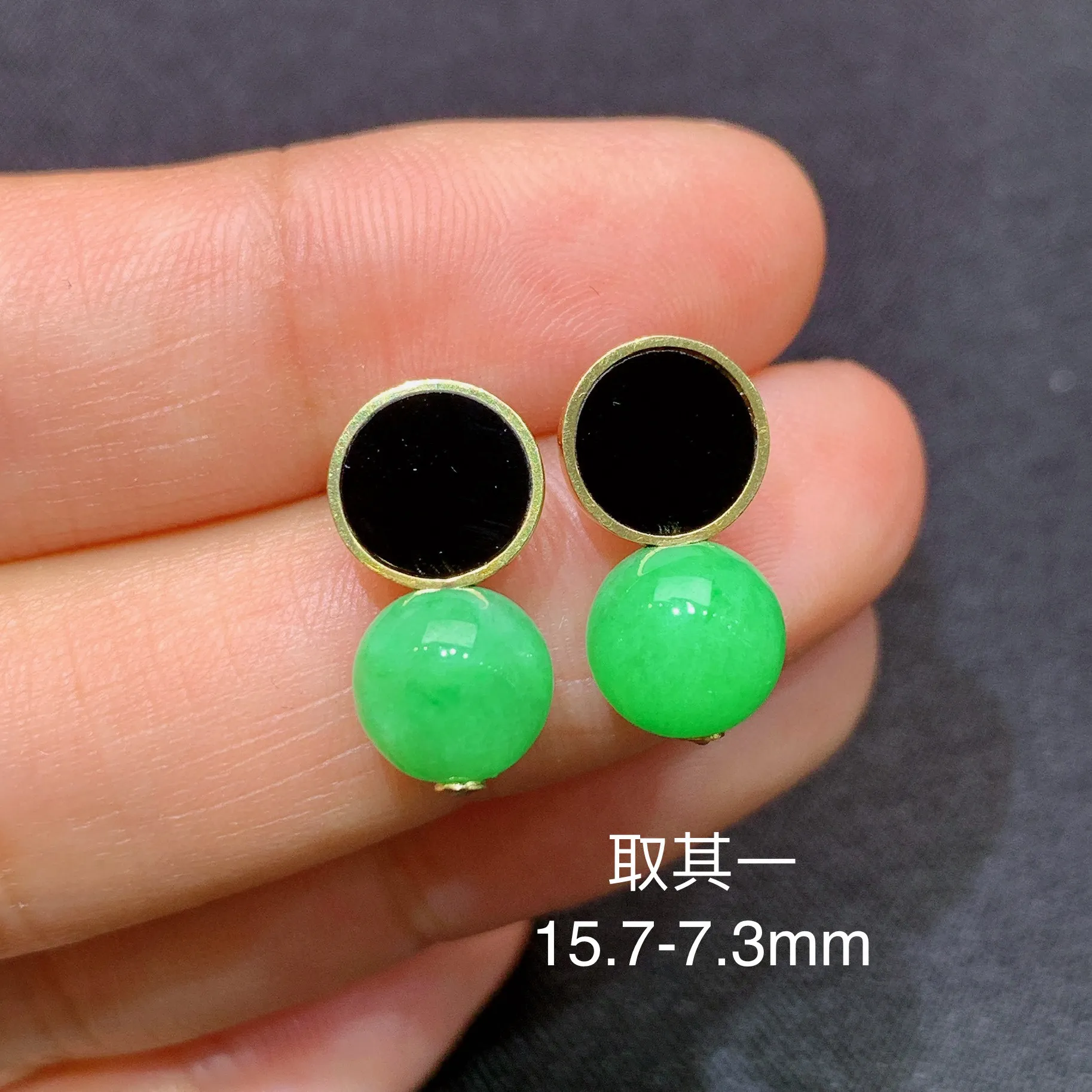 冰阳绿圆珠耳坠，18k金镶嵌，简约时尚，冰润色阳，种水足，整体尺寸15.7*7.3