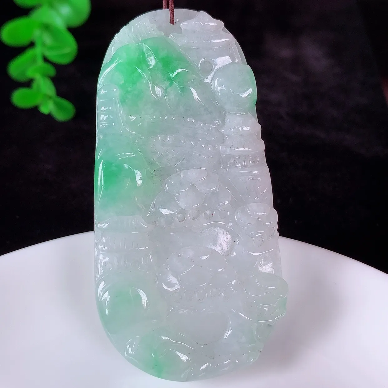 自然光实拍，大件冰润冰糯种飘阳绿翡翠山水牌吊坠，翡翠山水，立体生动形象，山水素材布局合理，意境感佳，佩戴上身效果更高贵 #46.10